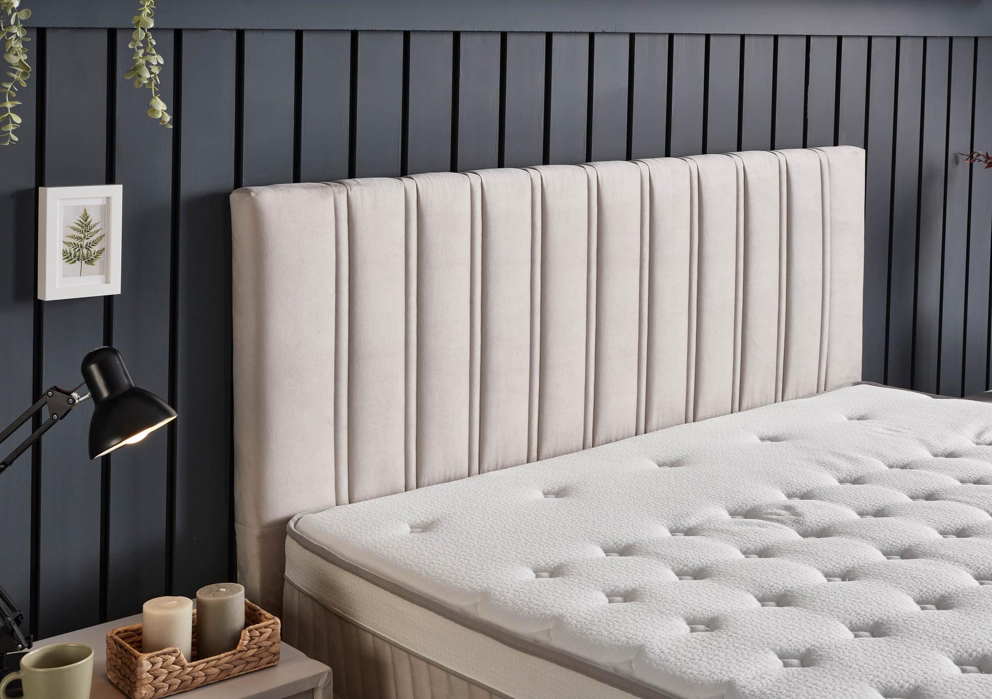 CostaBedd-Matratze in einem Boxspringbett von SkyHome24.de, bietet günstigen Komfort mit Hybridtechnologie und orthopädischer Unterstützung, ideal für stabilen, weichen Schlaf.