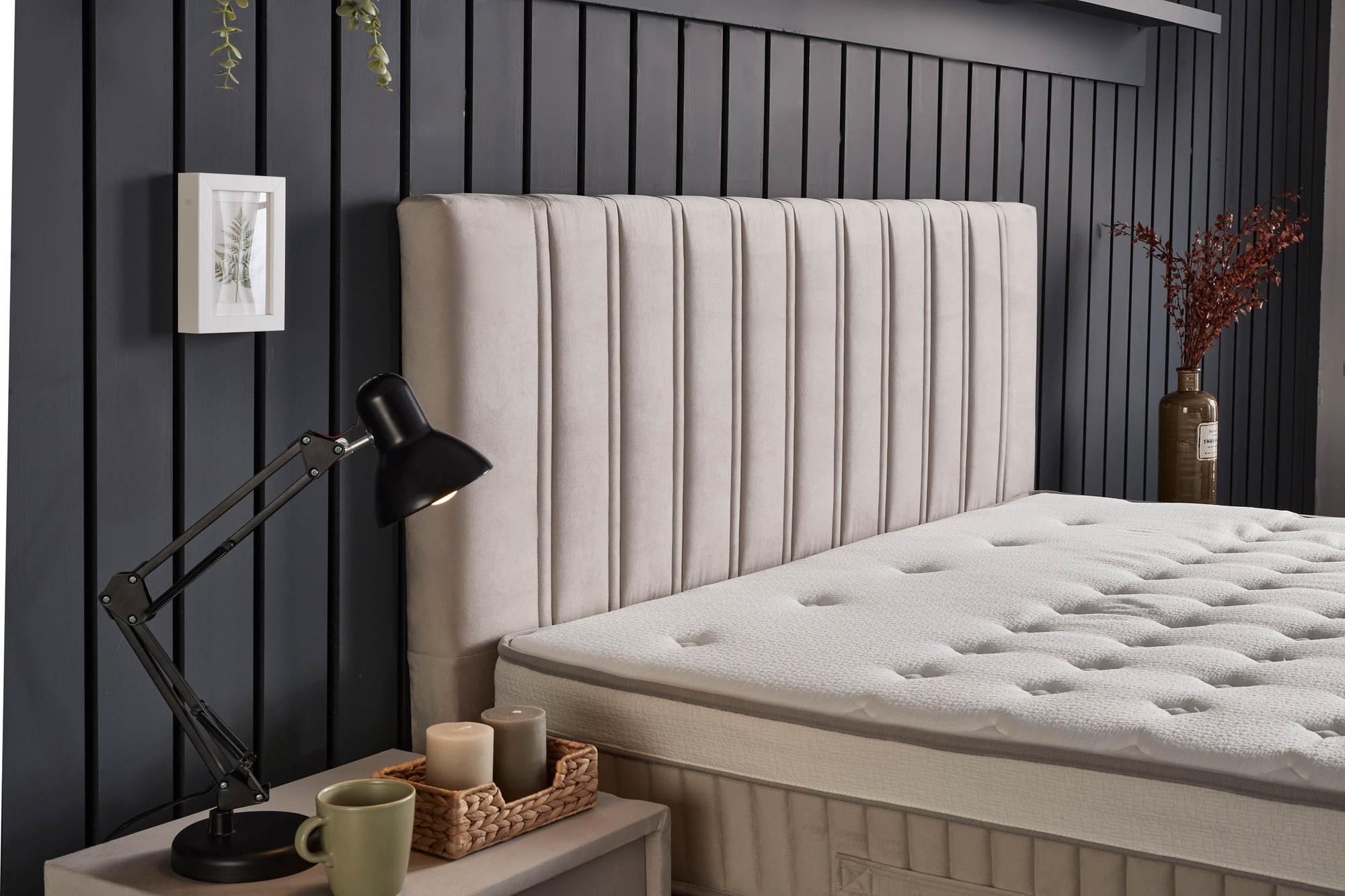 Boxspringbett 'CostaBedd' mit Matratze, eingebautem Stauraum, orthopädischer Unterstützung von SkyHome24.de - bietet günstigen Komfort und Stabilität.
