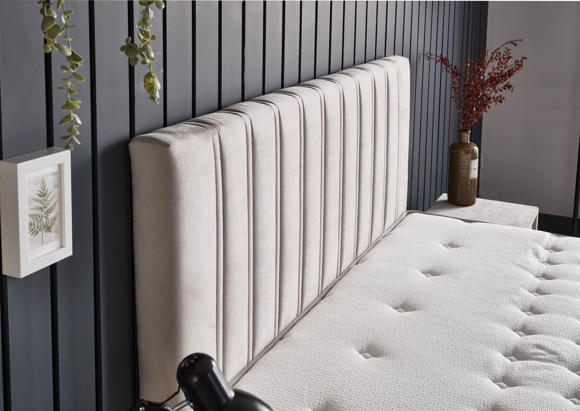 Boxspringbett 'CostaBedd' von SkyHome24.de mit weicher Matratze und integriertem Stauraum, bietet orthopädischen Komfort und Stabilität für günstiges Schlafvergnügen.