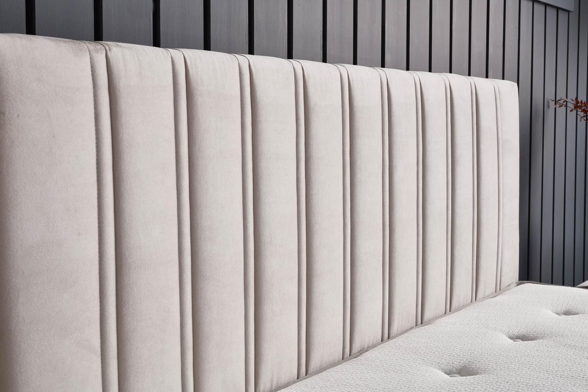 Boxspringbett 'CostaBedd' mit gepolsterter Matratze für Komfort und Stabilität, erhältlich bei SkyHome24.de.