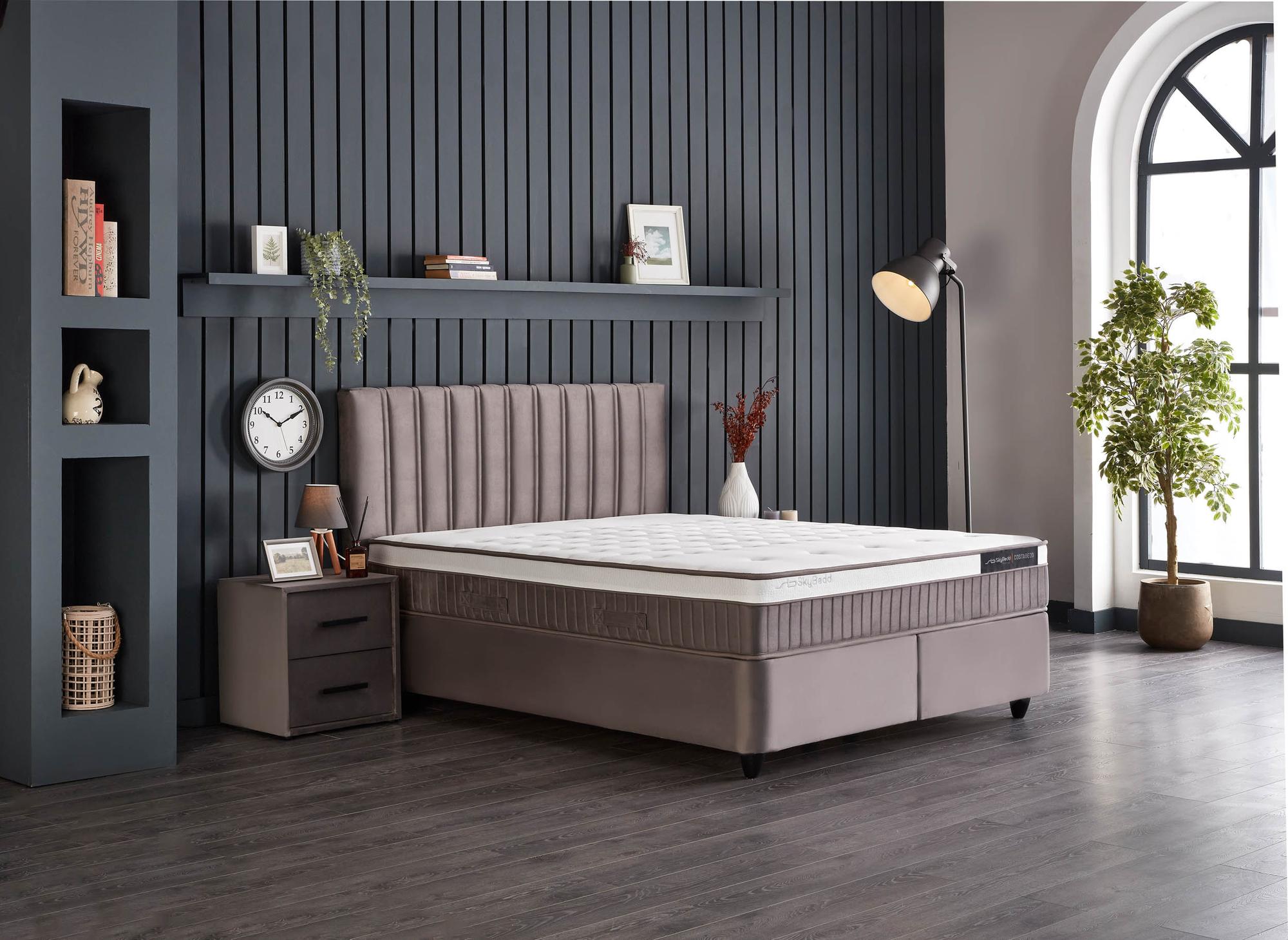 Boxspringbett 'CostaBedd' von SkyHome24.de mit integrierter Stauraummatratze, bietet orthopädischen Komfort und Stabilität durch Hybridtechnologie, ideal für günstiges, modernes Wohndesign.
