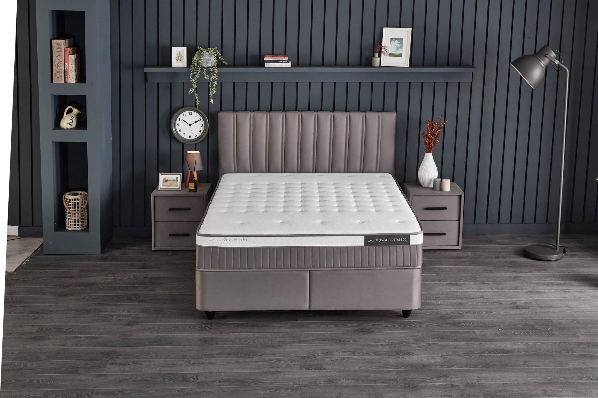 Boxspringbett 'CostaBedd' von SkyHome24.de mit gepolsterter Matratze und Stauraum, bietet orthopädischen Komfort und Stabilität. Ideal für günstige und bequeme Schlaflösungen.