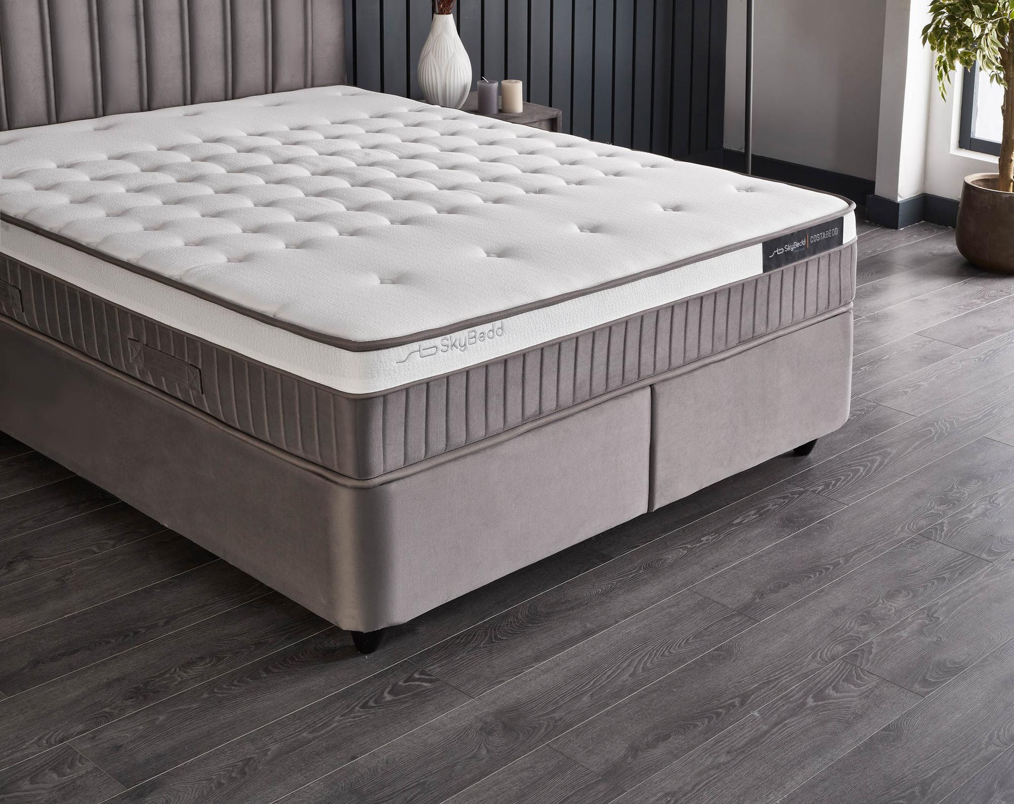 Boxspringbett 'CostaBedd' mit Hybridmatratze und Stauraum, bietet orthopädische Unterstützung und Komfort, erhältlich bei SkyHome24.de zu günstigen Preisen.