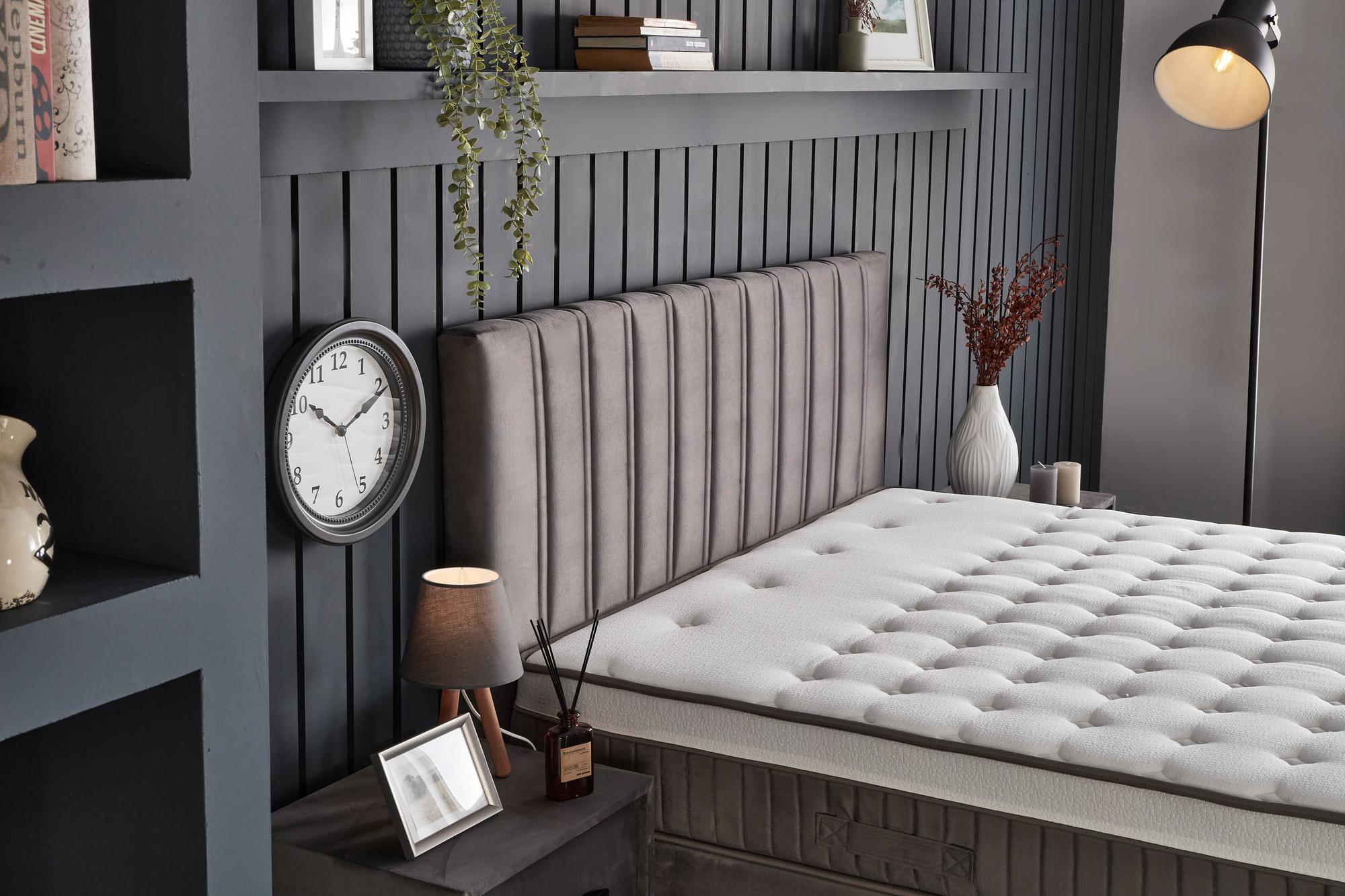 Boxspringbett 'CostaBedd' von SkyHome24.de mit gepolsterter Matratze und Stauraum, bietet orthopädische Unterstützung und Stabilität durch Anti-Rutsch-Stoff.