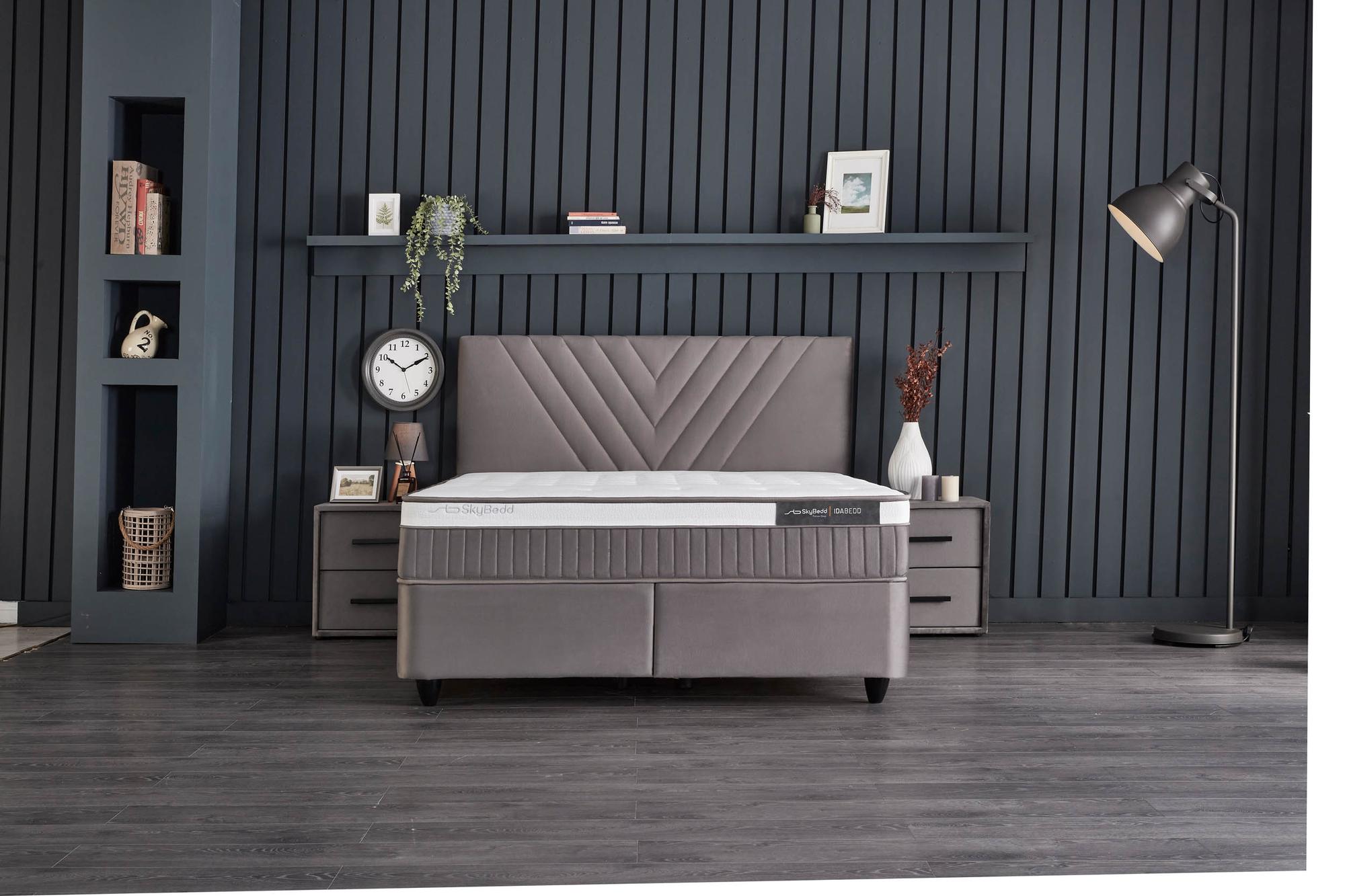 Boxspringbett 'IdaBedd' von SkyHome24.de mit ergonomischer, komfortabler SkyBedd-Matratze und integriertem Stauraum, ideal für stressfreies Entspannen.