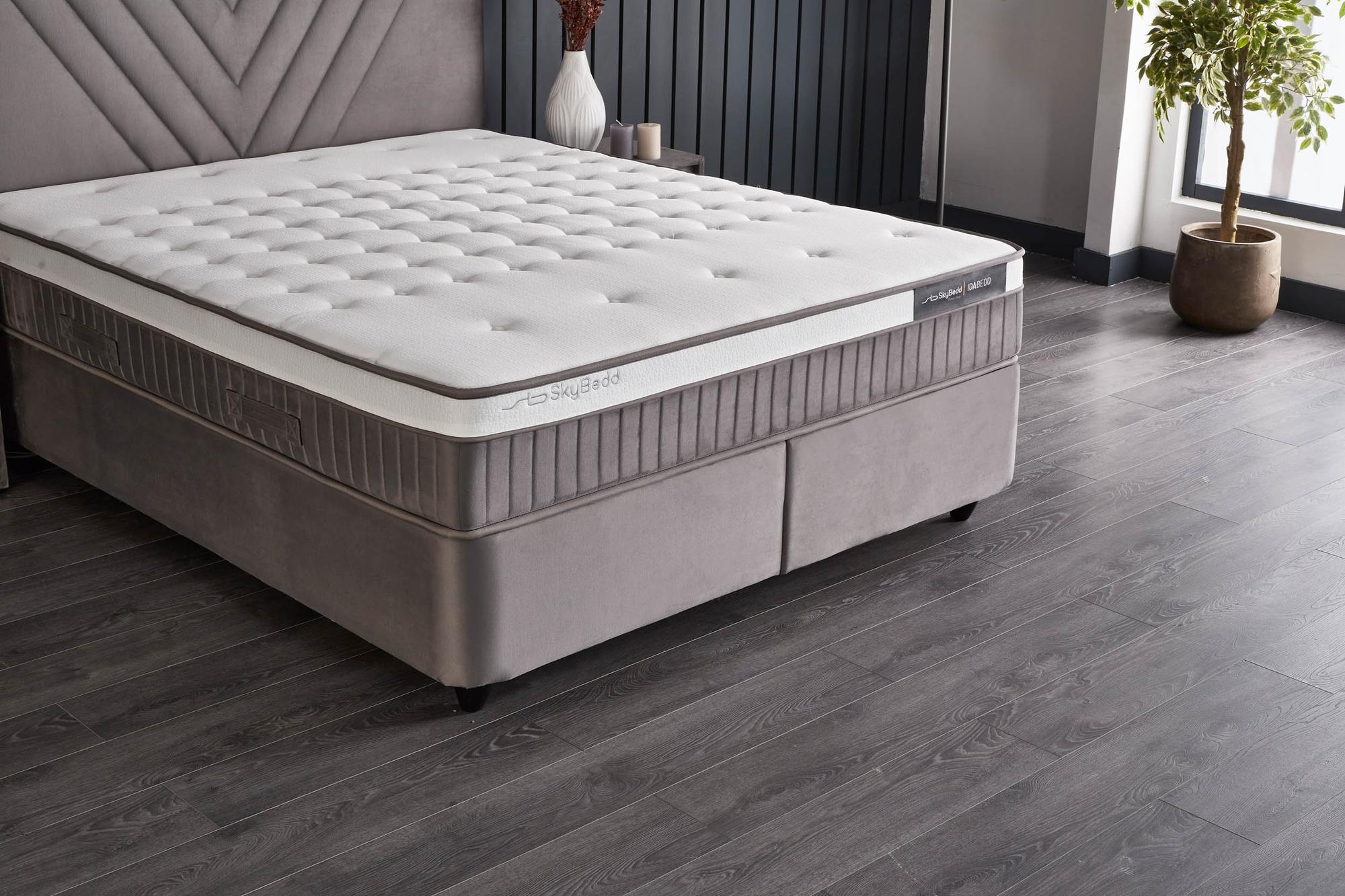 Boxspringbett 'IdaBedd' von SkyHome24.de mit ergonomischer Matratze und integriertem Stauraum, ideal, um Müdigkeit zu lindern und günstig erhältlich.