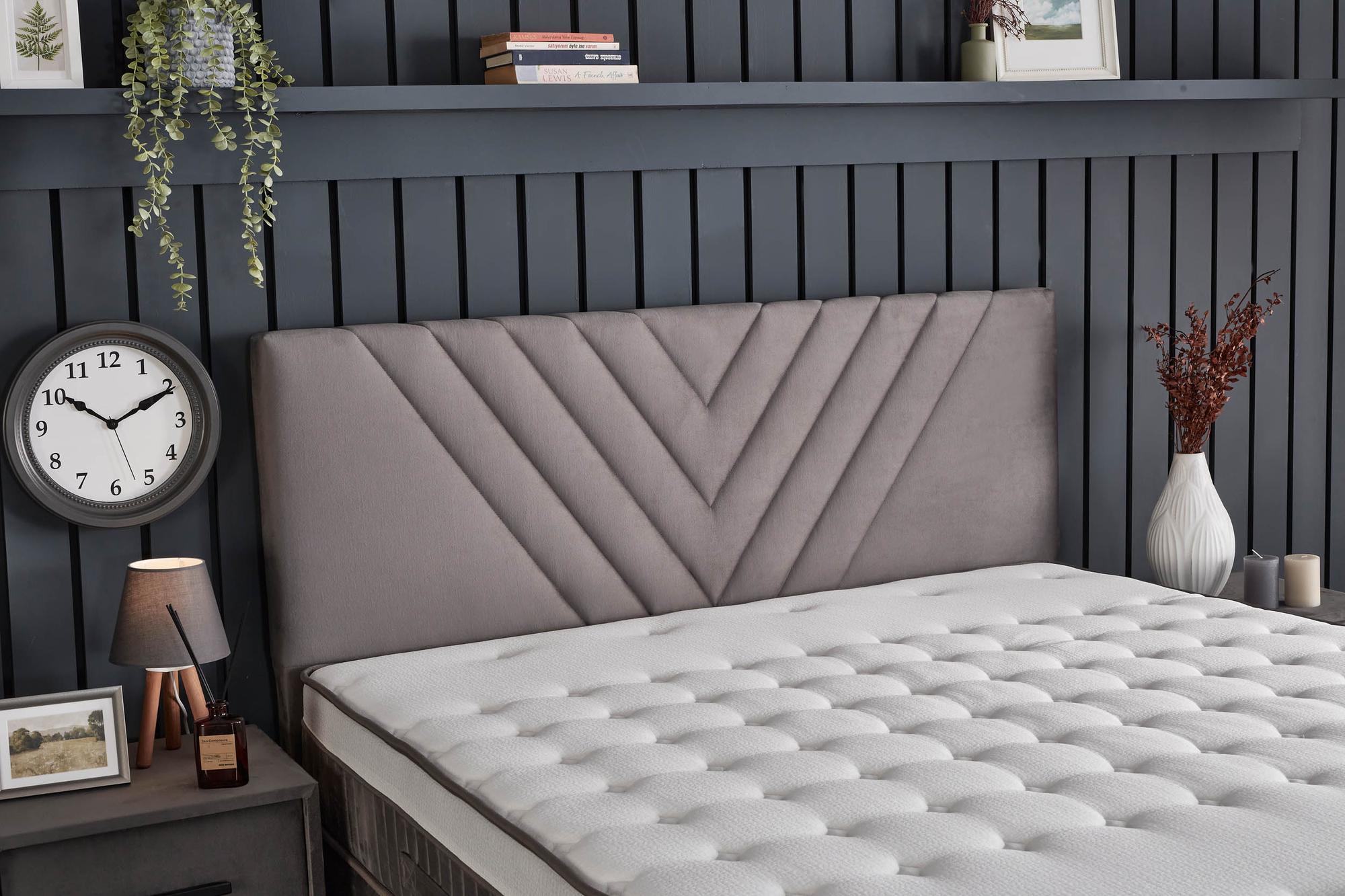 Boxspringbett 'IdaBedd' von SkyHome24.de mit grauem Kopfteil und ergonomischer Matratze, kombiniert Coil Pro Balance Spring Technology und Softschaum für günstigen Komfort.