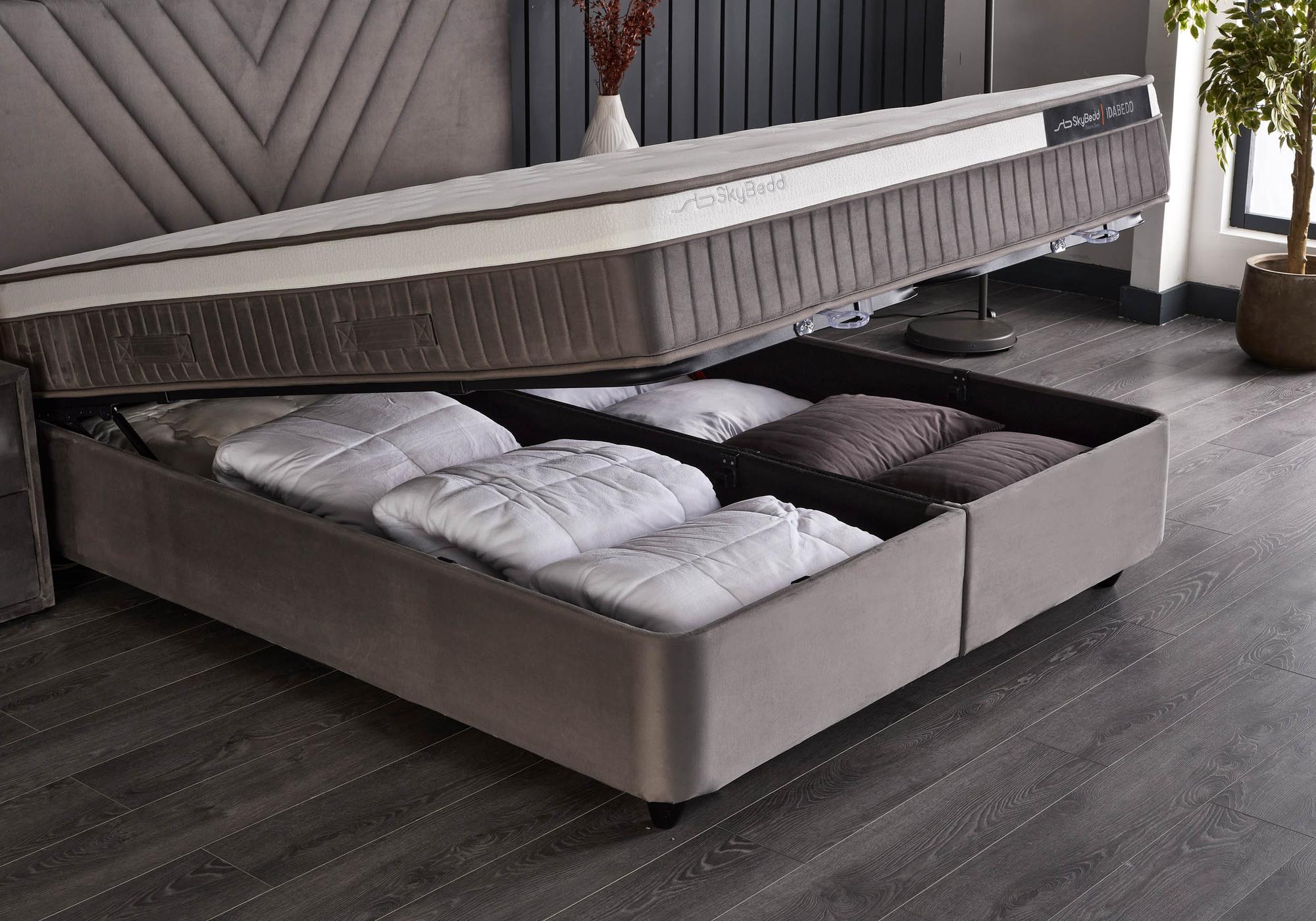 Boxspringbett 'IdaBedd' von SkyHome24.de mit ergonomischer Matratze und integriertem Stauraum, ideal für Komfort und Erholung.