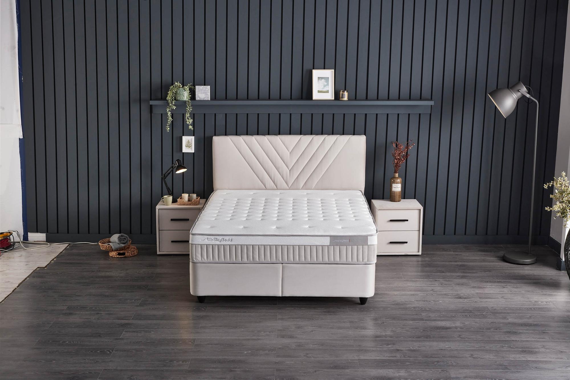 Boxspringbett 'IdaBedd' mit ergonomischer Matratze und Stauraum von SkyHome24.de, bietet Komfort und modernes Design, ideal für günstige Schlaflösungen.