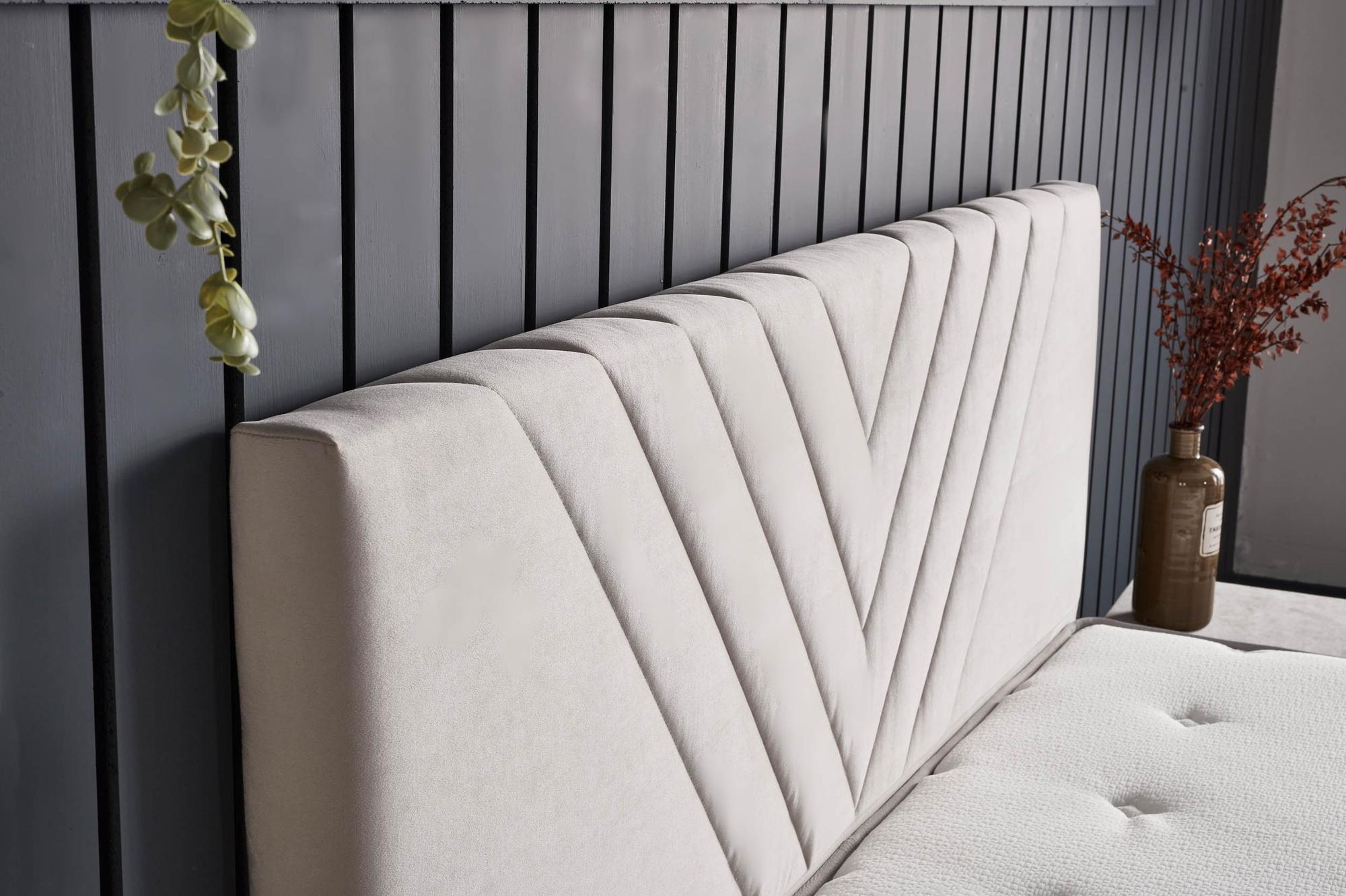 Boxspringbett 'IdaBedd' mit ergonomischer Matratze und integriertem Stauraum von SkyHome24.de. Hochwertige Hybridmatratze für komfortablen Schlaf, ideal für stressfreie Nächte.
