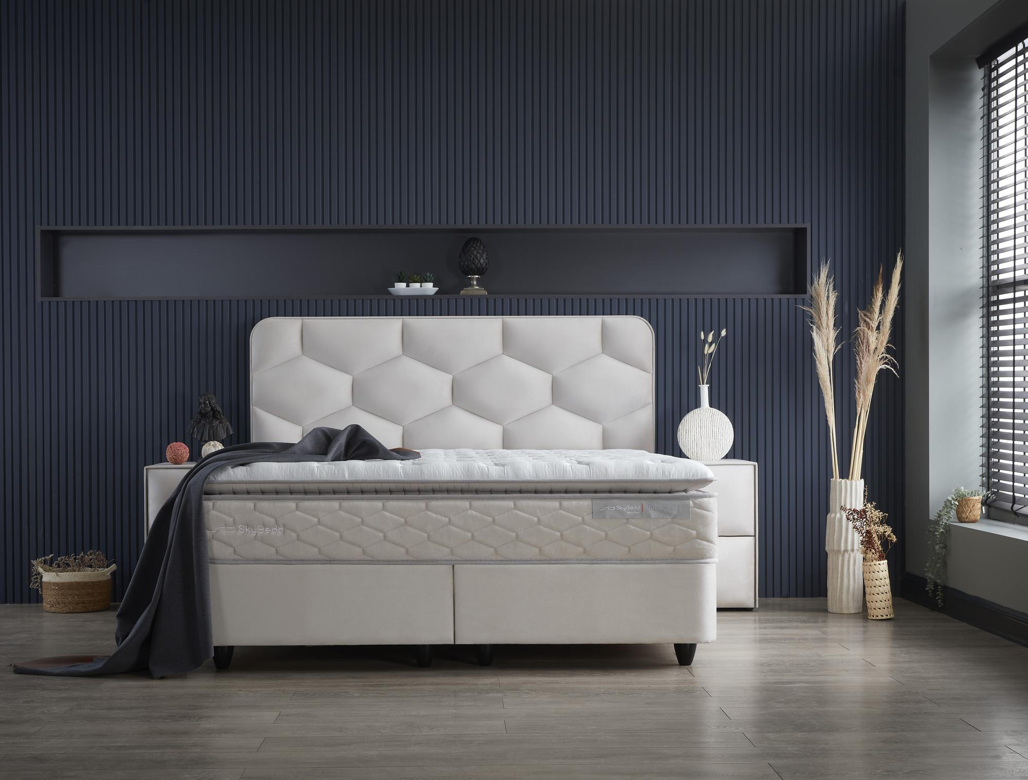 Boxspringbett 'DolceBedd' mit Stauraum und Matratze in Beige, ideal für kühlen Schlaf. Ergonomisch, komfortabel, günstig erhältlich bei SkyHome24.de.