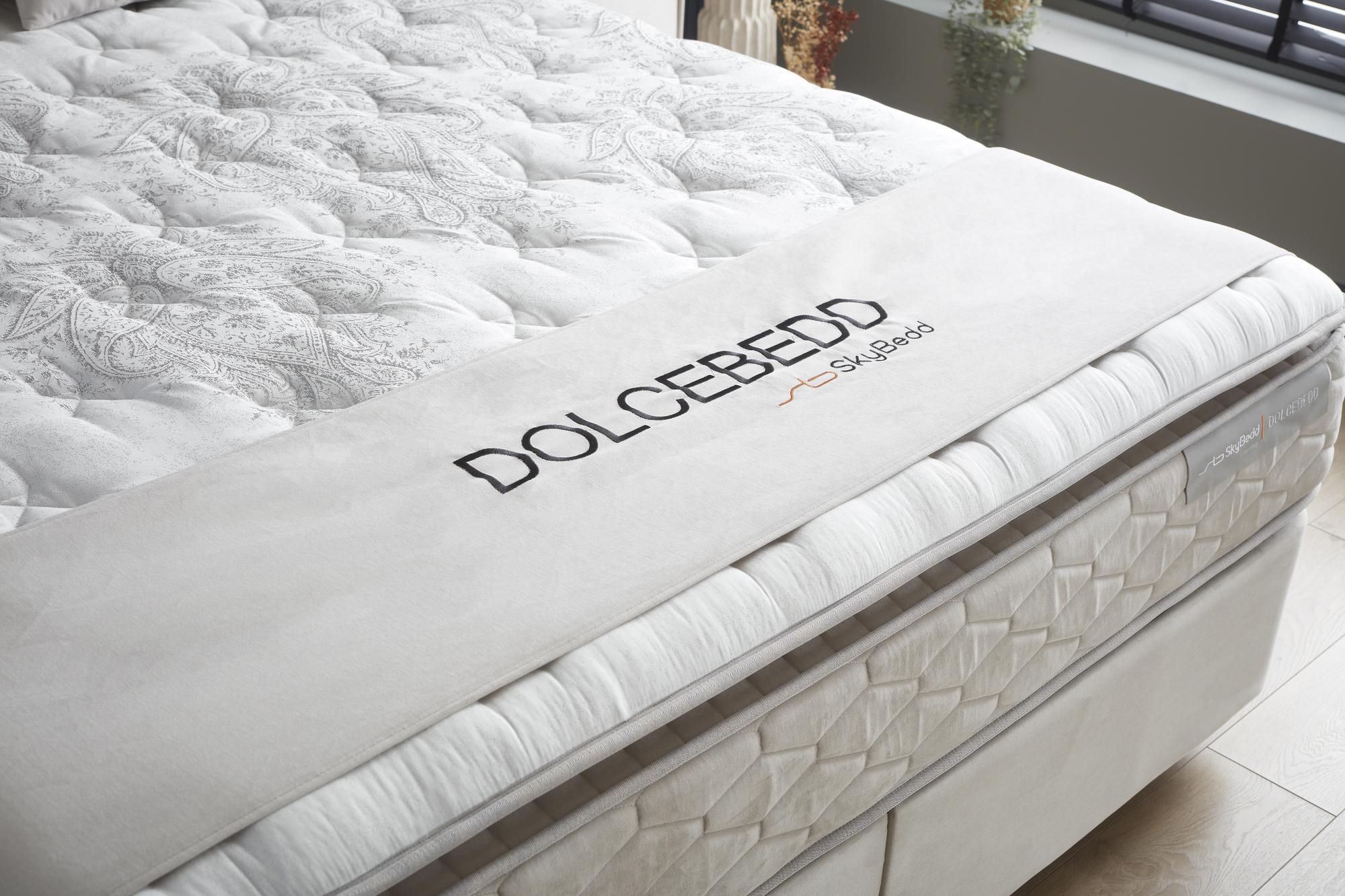 Boxspringbett 'DolceBedd' SkyBedd mit Matratze und integriertem Stauraum, ergonomisch designt für erholsamen Schlaf, erhältlich bei SkyHome24.de zu günstigen Preisen.