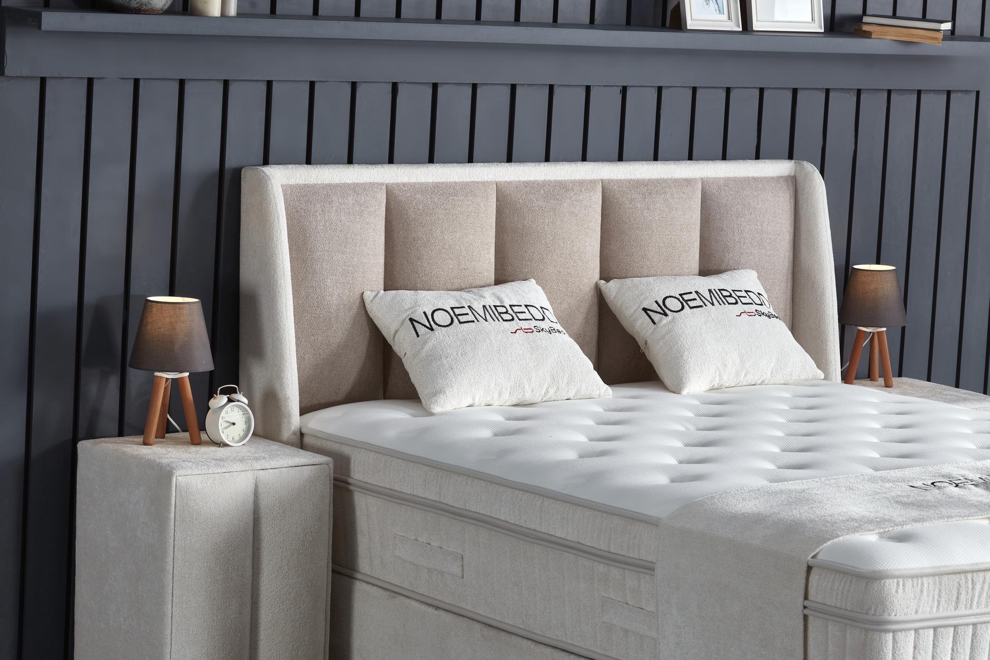 Boxspringbett 'NoemiBedd' von SkyBedd mit integrierter Matratze und Stauraum, präsentiert bei SkyHome24.de. Perfekte Harmonie und günstige Schlaflösung.