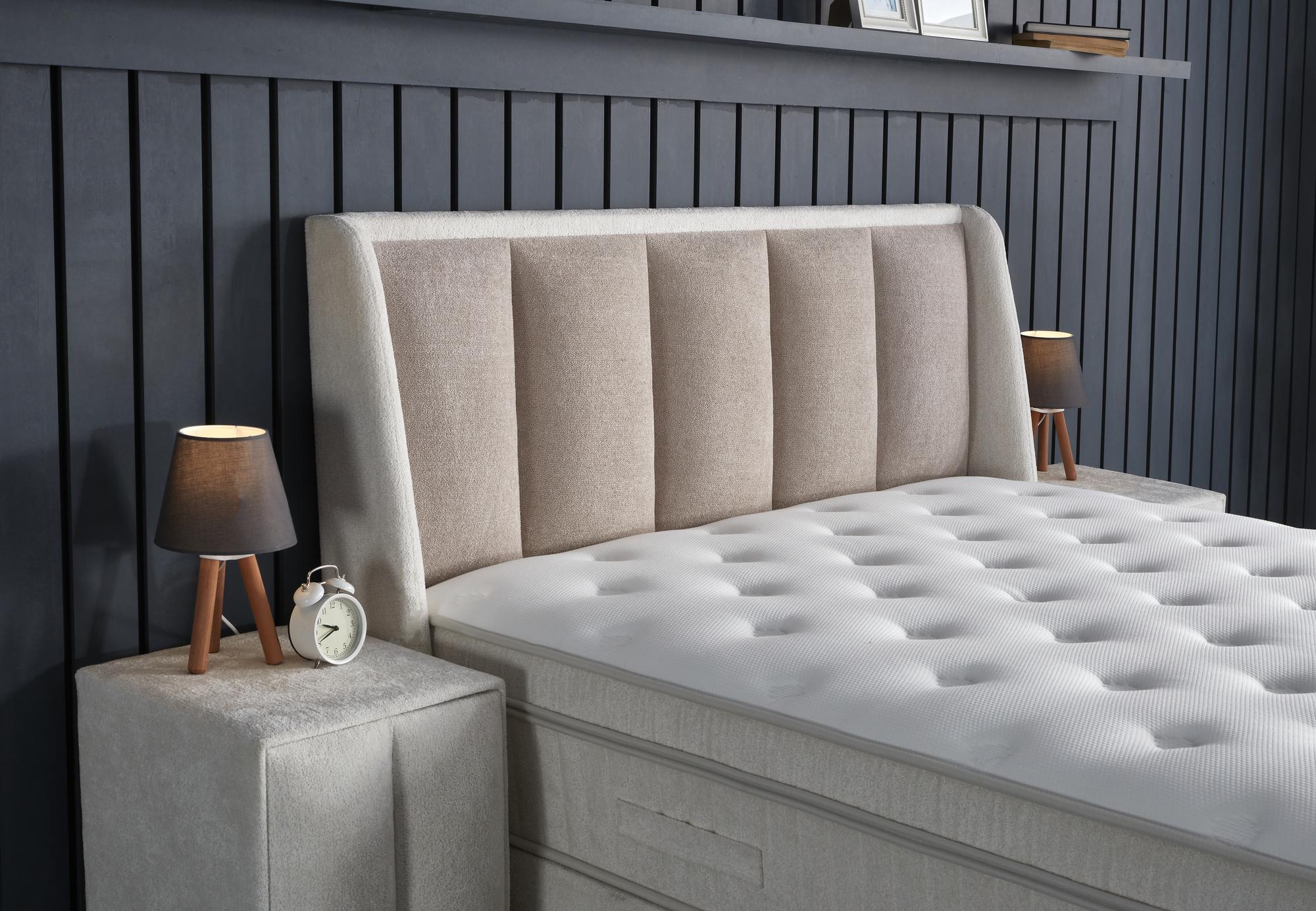 Boxspringbett NoemiBedd von SkyHome24.de mit integrierter Matratze und Stauraum, Teil der SkyBedd-Kollektion, bietet günstigen, ungestörten Schlafkomfort.