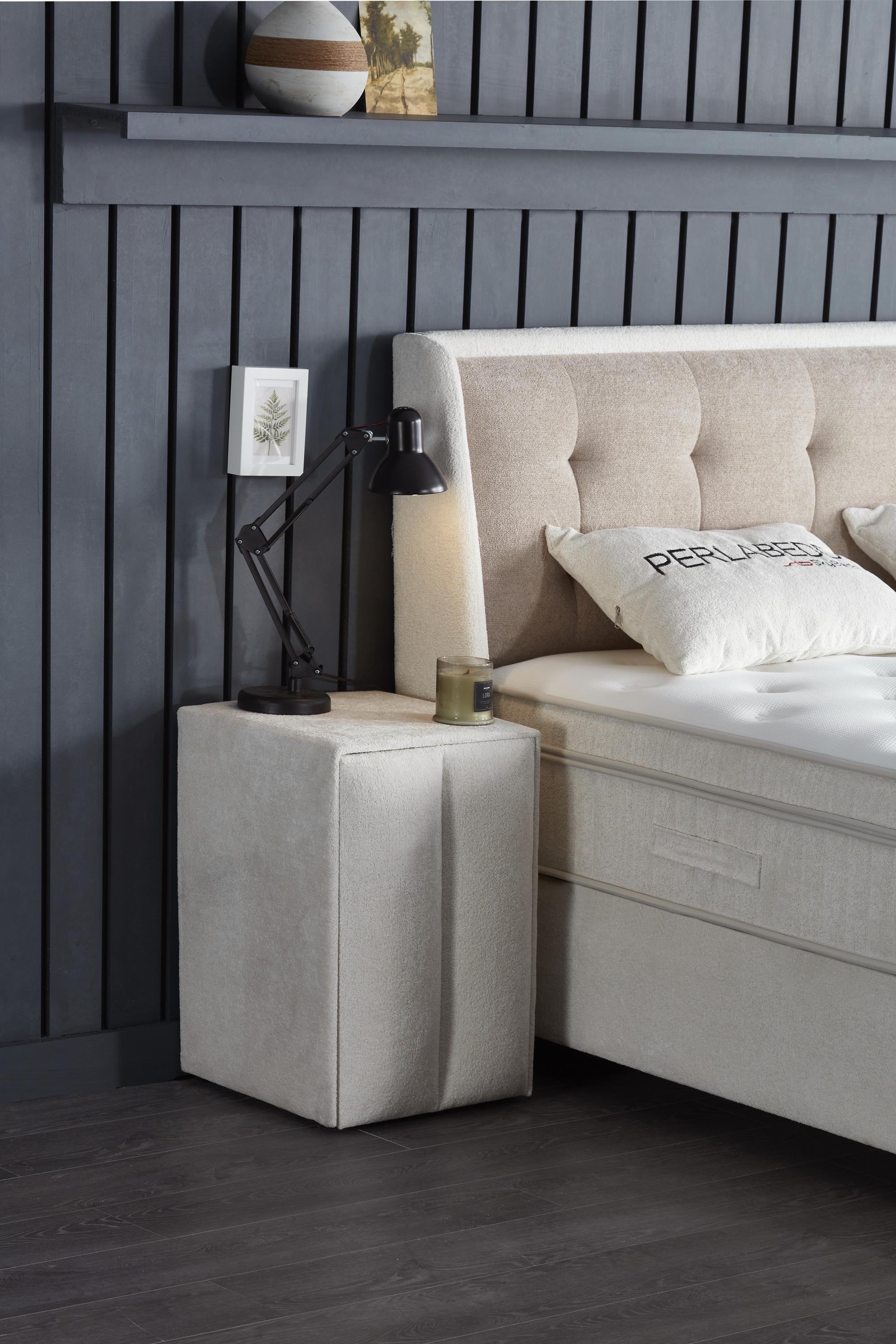 Boxspringbett 'PerlaBedd' mit integrierter Matratze und Stauraum, präsentiert auf einem Bett, ideal für hochwertigen, günstigen Schlafkomfort, erhältlich bei SkyHome24.de.