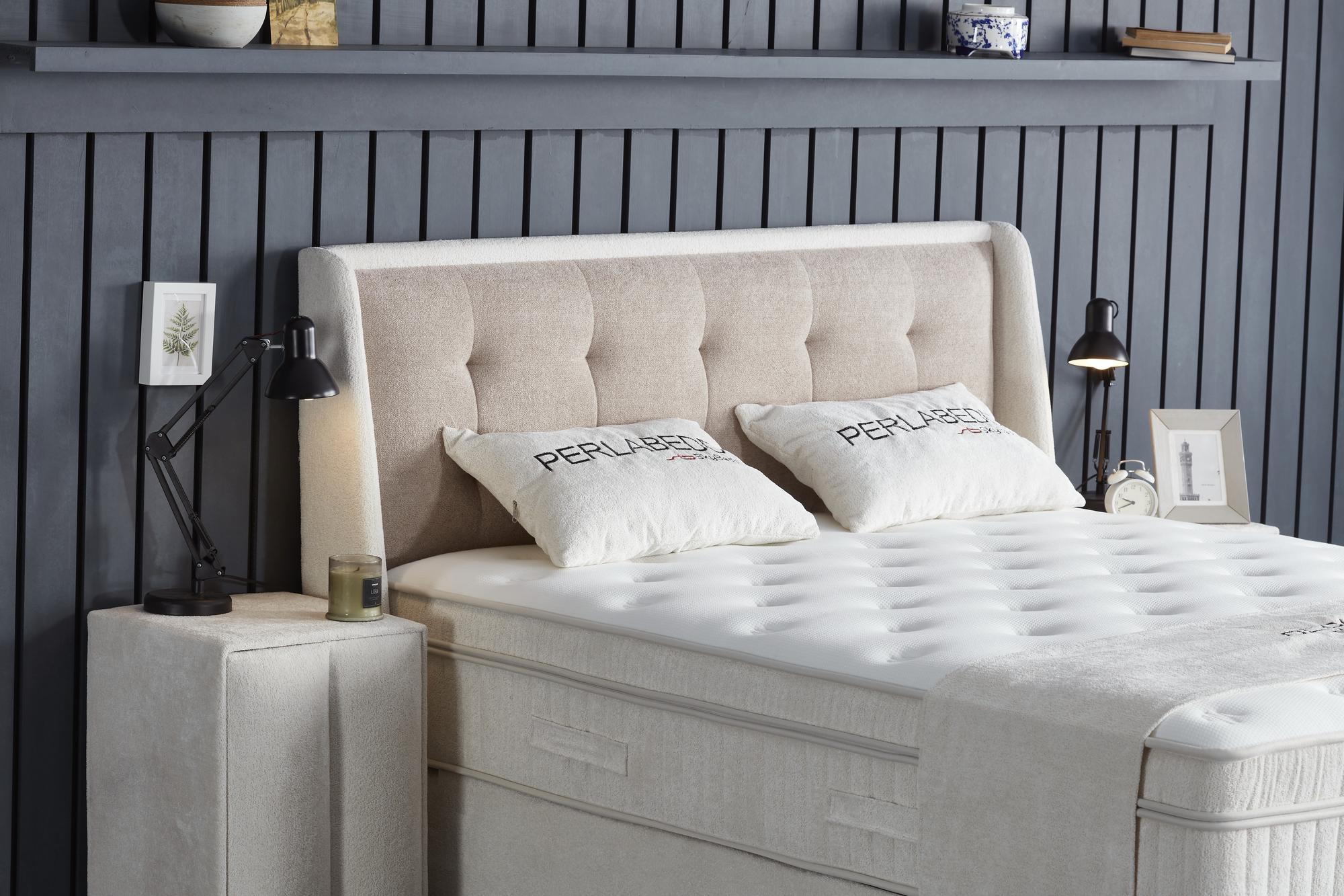 Boxspringbett 'PerlaBedd' in Beige mit WoollyBedd-Matratze und integriertem Stauraum, präsentiert von SkyHome24.de als erschwingliche, stilvolle Schlaflösung.