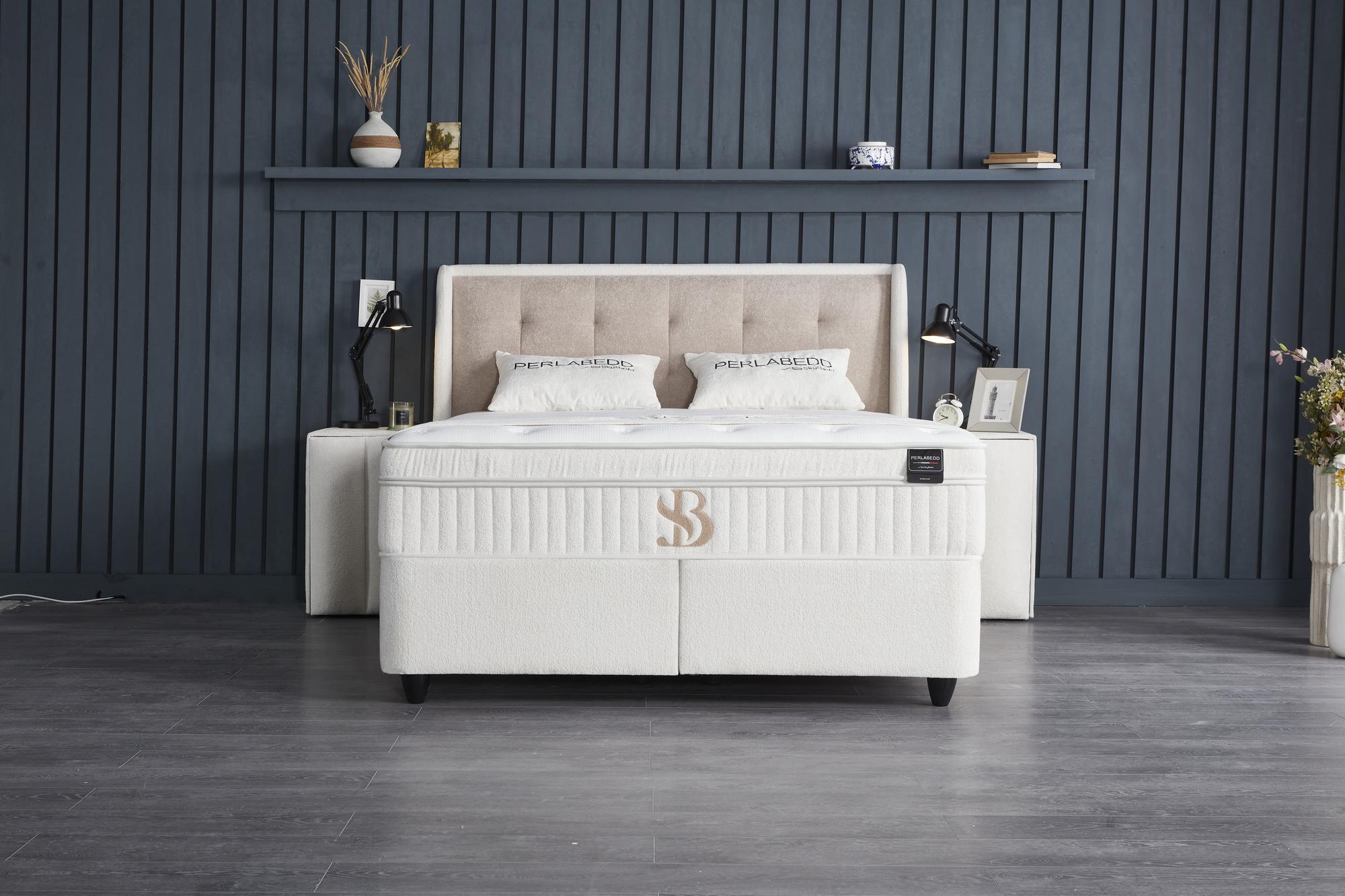 Boxspringbett 'PerlaBedd' in Beige von SkyHome24.de mit integrierter Matratze und Stauraum, ideal für stilvolles und günstiges Schlafambiente.
