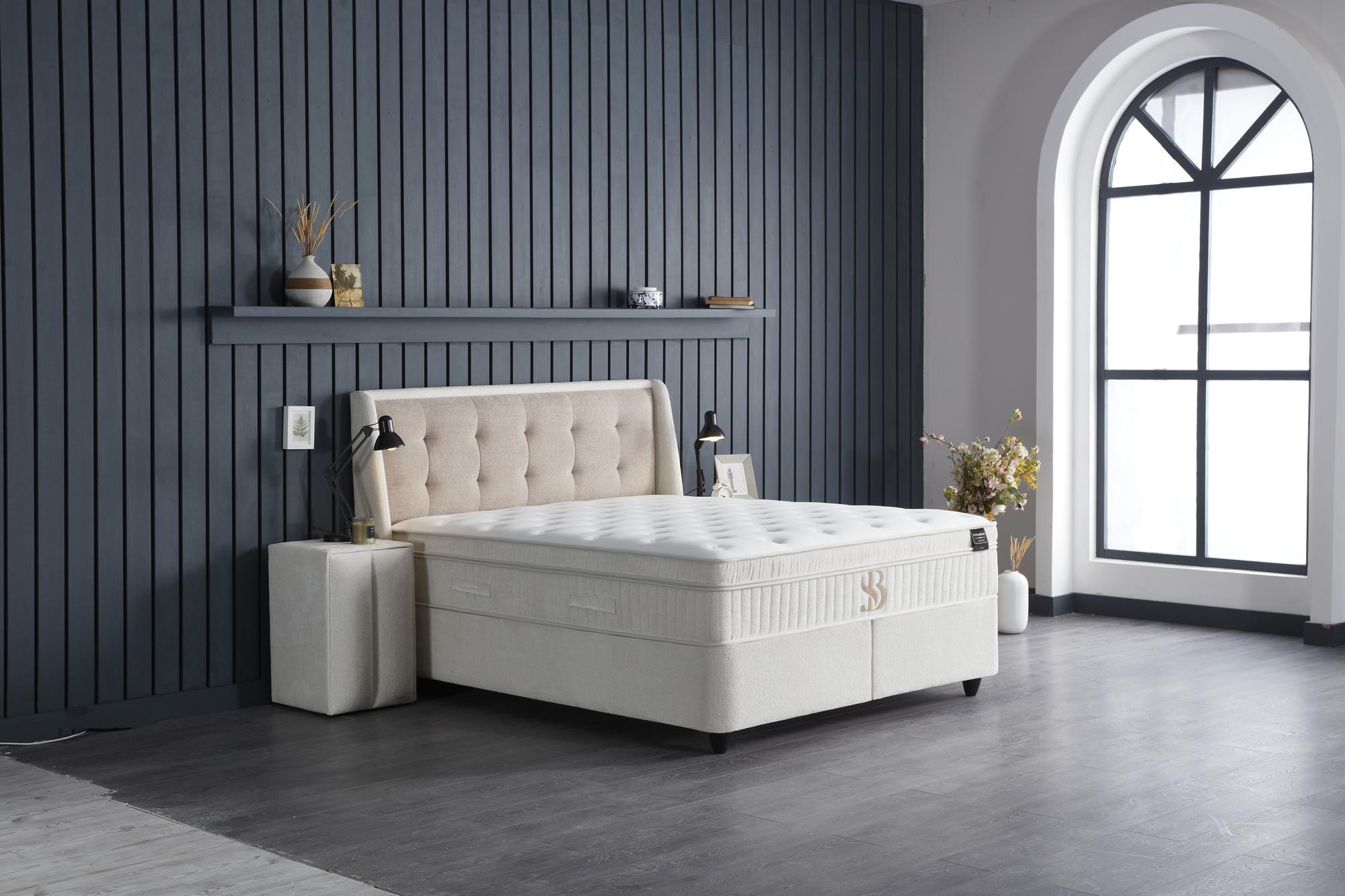 Boxspringbett 'PerlaBedd' von SkyHome24.de mit integrierter Stauraummatratze, elegantes Design, ideal für günstigen und komfortablen Schlaf.