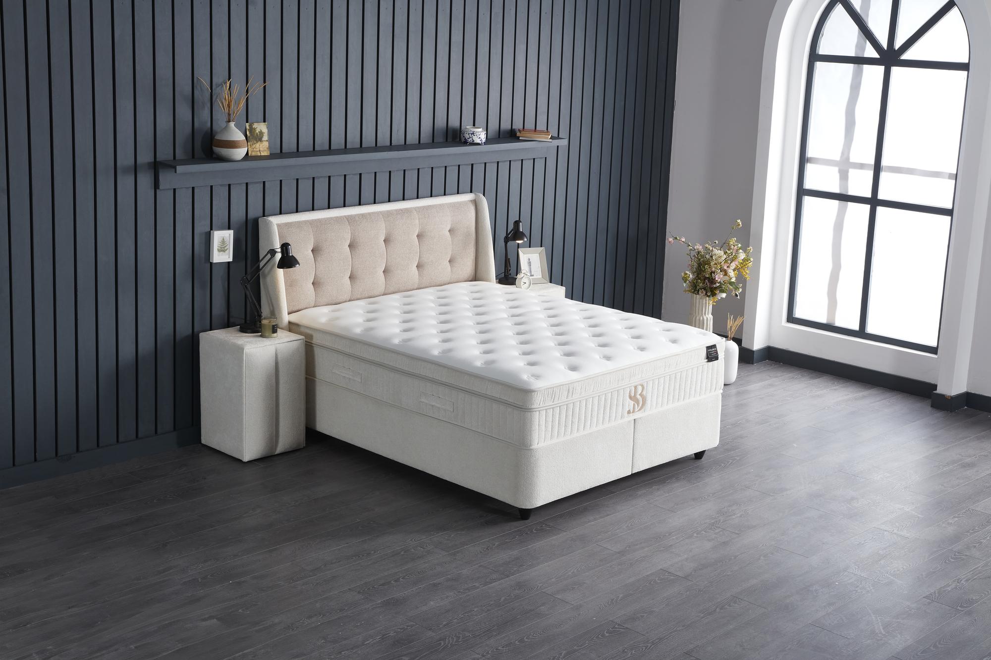 Boxspringbett 'PerlaBedd' SkyBedd in Beige mit integrierter WoollyBedd-Matratze auf Holzfußboden, bietet günstigen Schlafkomfort und großzügigen Stauraum, erhältlich bei SkyHome24.de.
