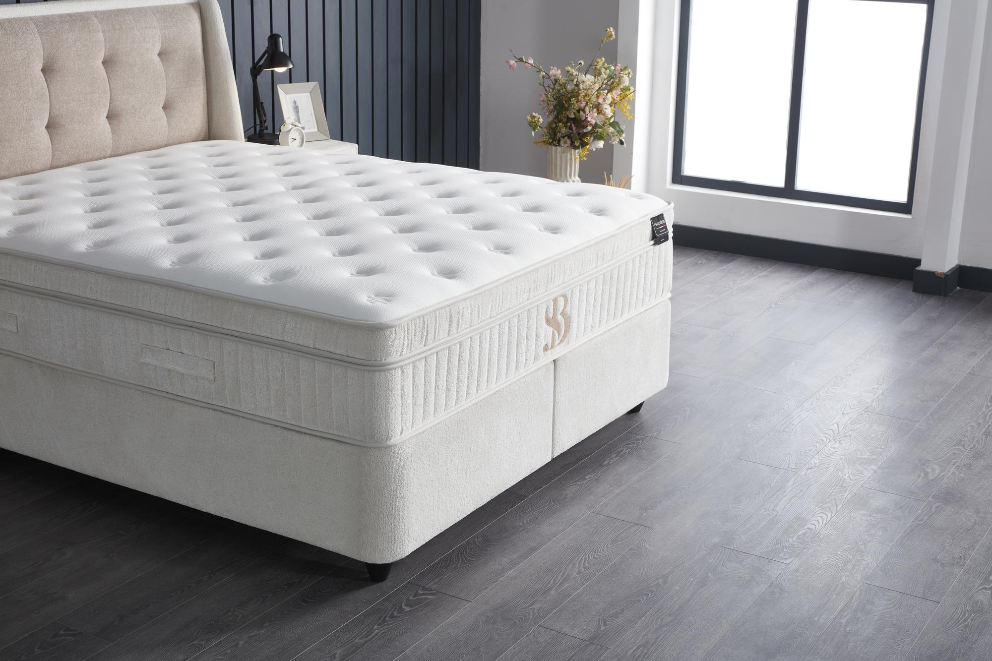 Boxspringbett 'PerlaBedd' mit WoollyBedd-Matratze und Stauraum, integriertem Stauraum, stilvollem Design und moderner Technologie, erhältlich bei SkyHome24.de zu günstigen Preisen.