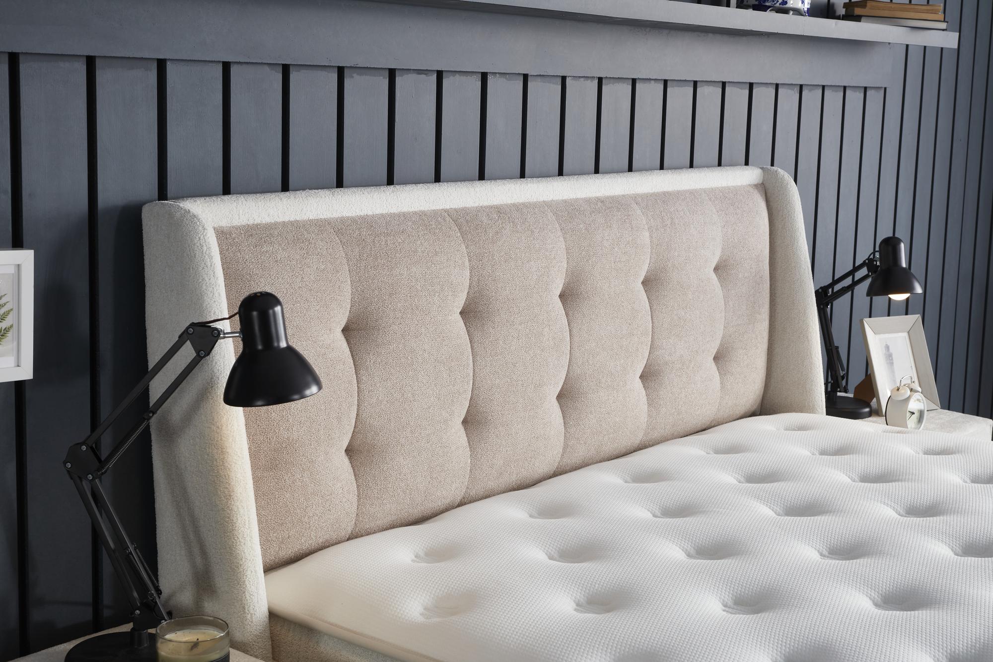 Boxspringbett 'PerlaBedd' mit WoollyBedd-Matratze, integriertem Stauraum. Modern und günstig erhältlich bei SkyHome24.de. Ideal für erholsamen Schlaf und stilvolles Design.