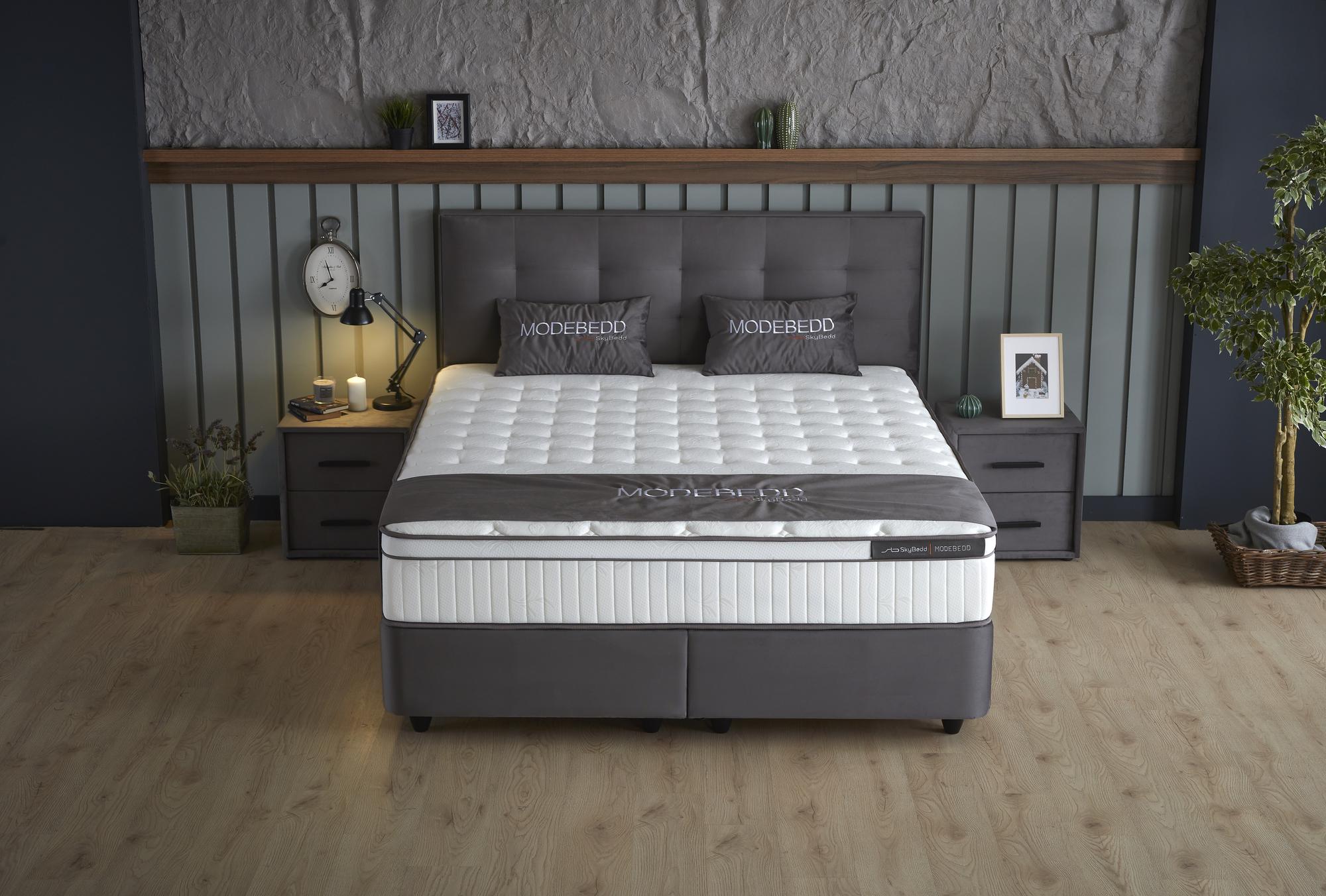Boxspringbett 'ModeBedd' von SkyBedd mit ergonomischer Matratze und integriertem Stauraum, ideal für stressfreies Schlafen und modernes Interieur.