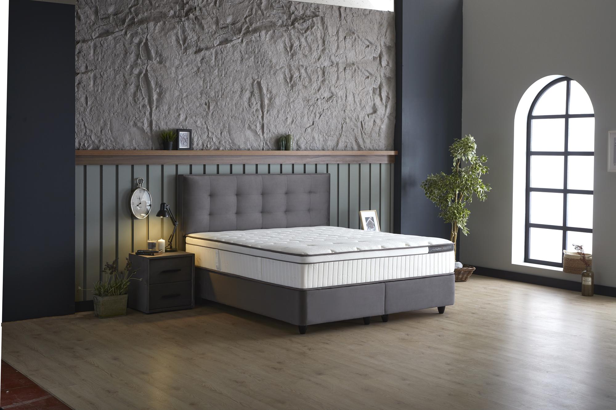 Boxspringbett 'ModeBedd' SkyBedd in Grau/Anthrazit mit ergonomischer Matratze, integriertem Stauraum und moderner Hybridtechnologie, präsentiert in stilvollem Innenraum.