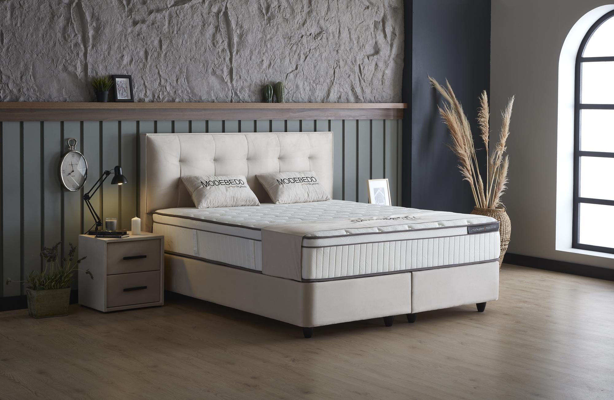 Boxspringbett 'ModeBedd' SkyBedd in Beige/Creme mit ergonomischer Matratze und integriertem Stauraum, präsentiert modernes Design und High-Tech-Merkmale, ideal für stressfreie Nächte.