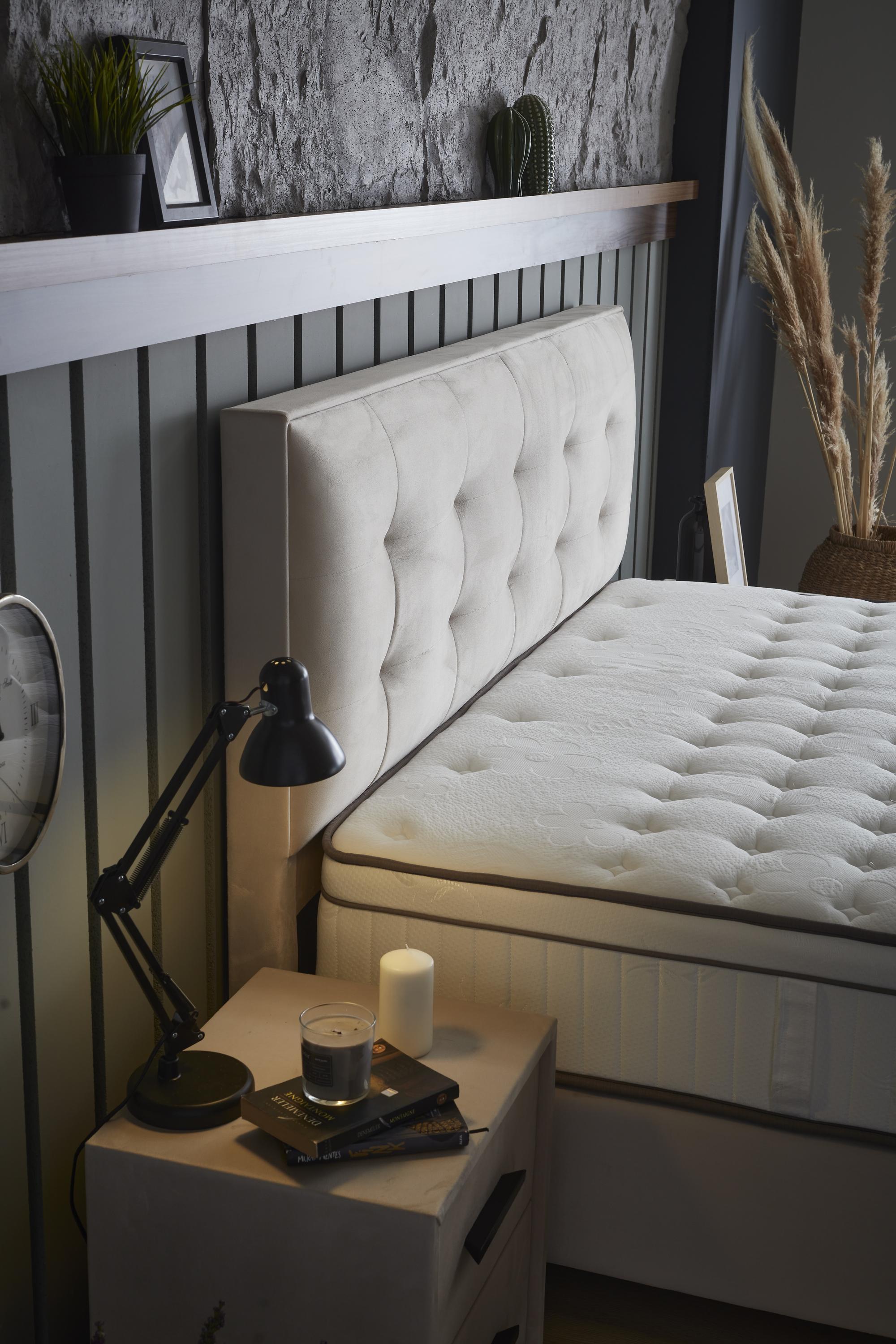 Boxspringbett 'ModeBedd' von SkyBedd mit ergonomischer Matratze und integriertem Stauraum, präsentiert moderne Linien und High-Tech-Merkmale für optimalen Komfort.