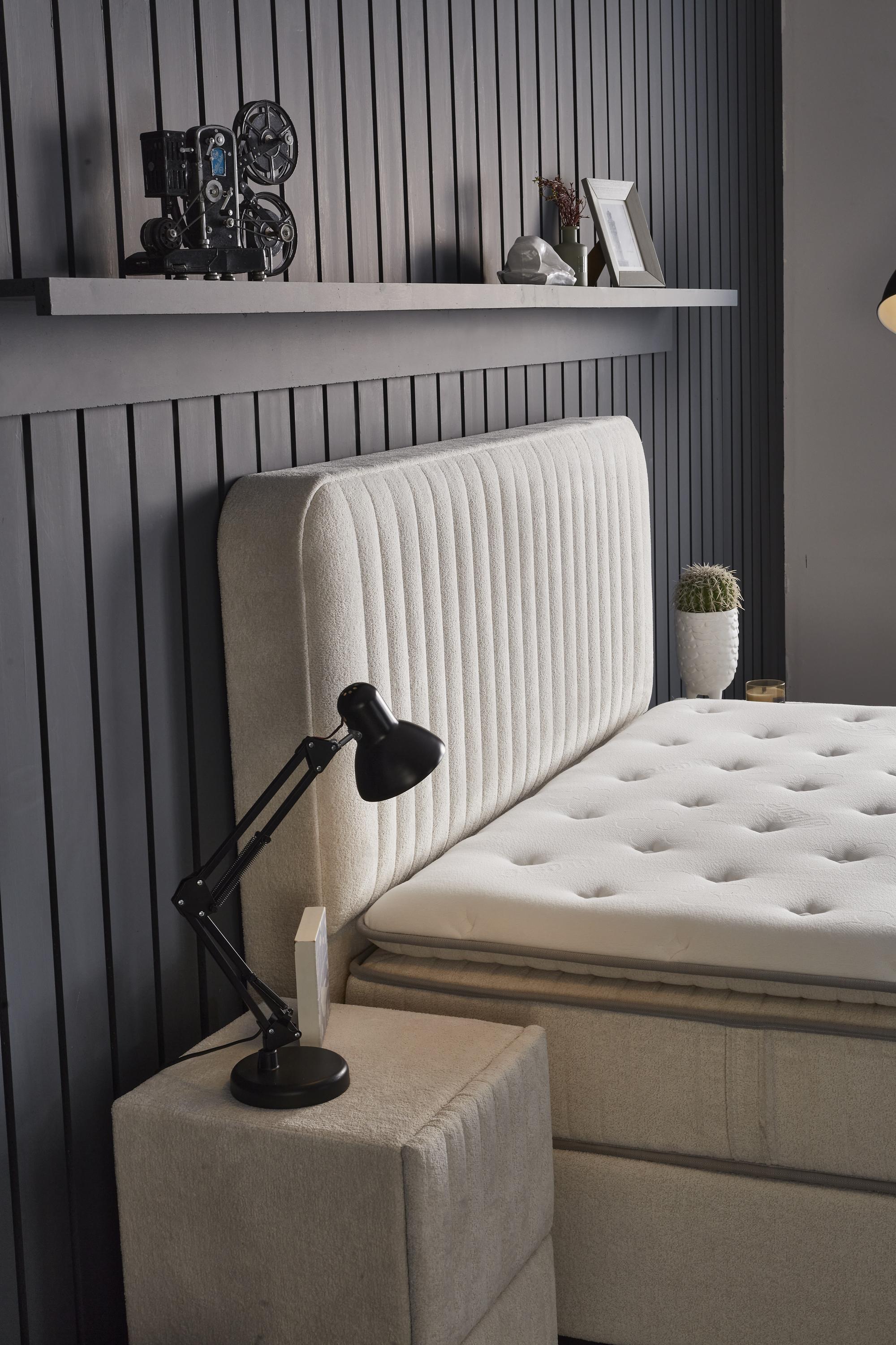Boxspringbett 'BridaBedd' von SkyHome24.de mit integrierter Matratze und Stauraum, ideal für günstigen, komfortablen Schlaf.