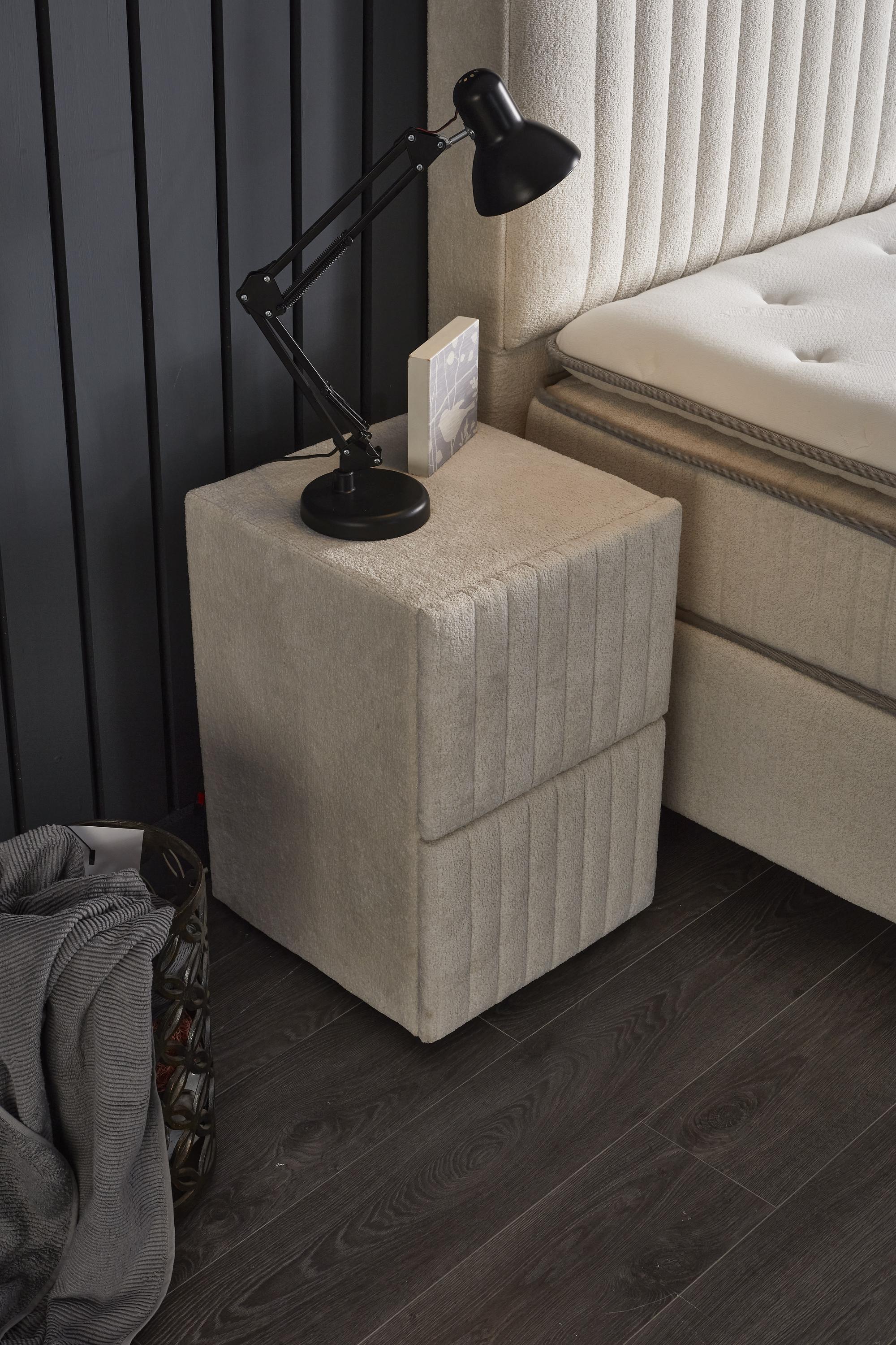 Boxspringbett 'BridaBedd' von SkyHome24.de mit integriertem Stauraum und Matratze, ideal für stilvollen und günstigen Schlafkomfort.