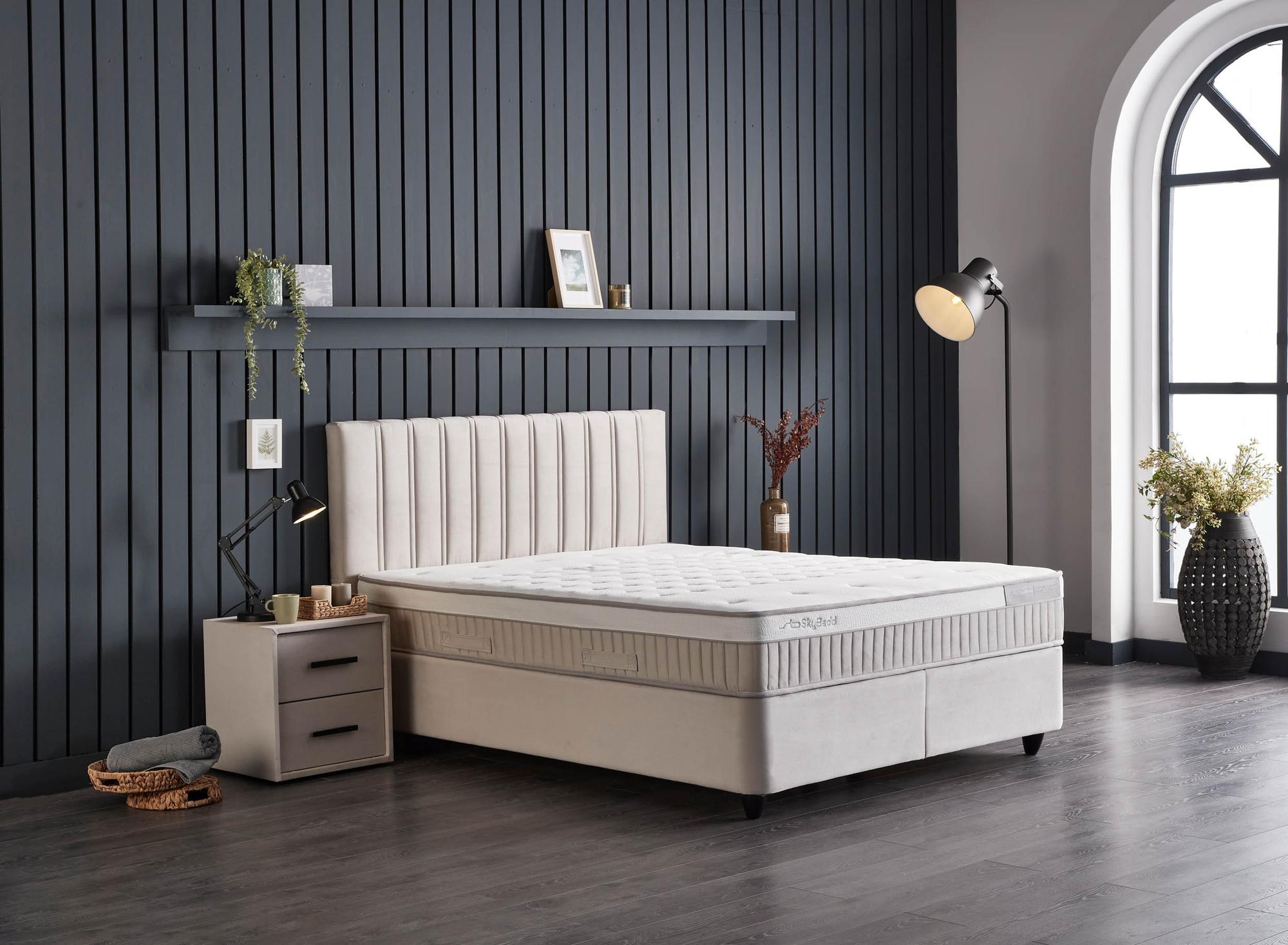 Boxspringbett 'CostaBedd' von SkyHome24.de mit gepolsterter Matratze und integriertem Stauraum, bietet günstigen Komfort und Unterstützung durch Hybridtechnologie und Anti-Rutsch-Stoff.