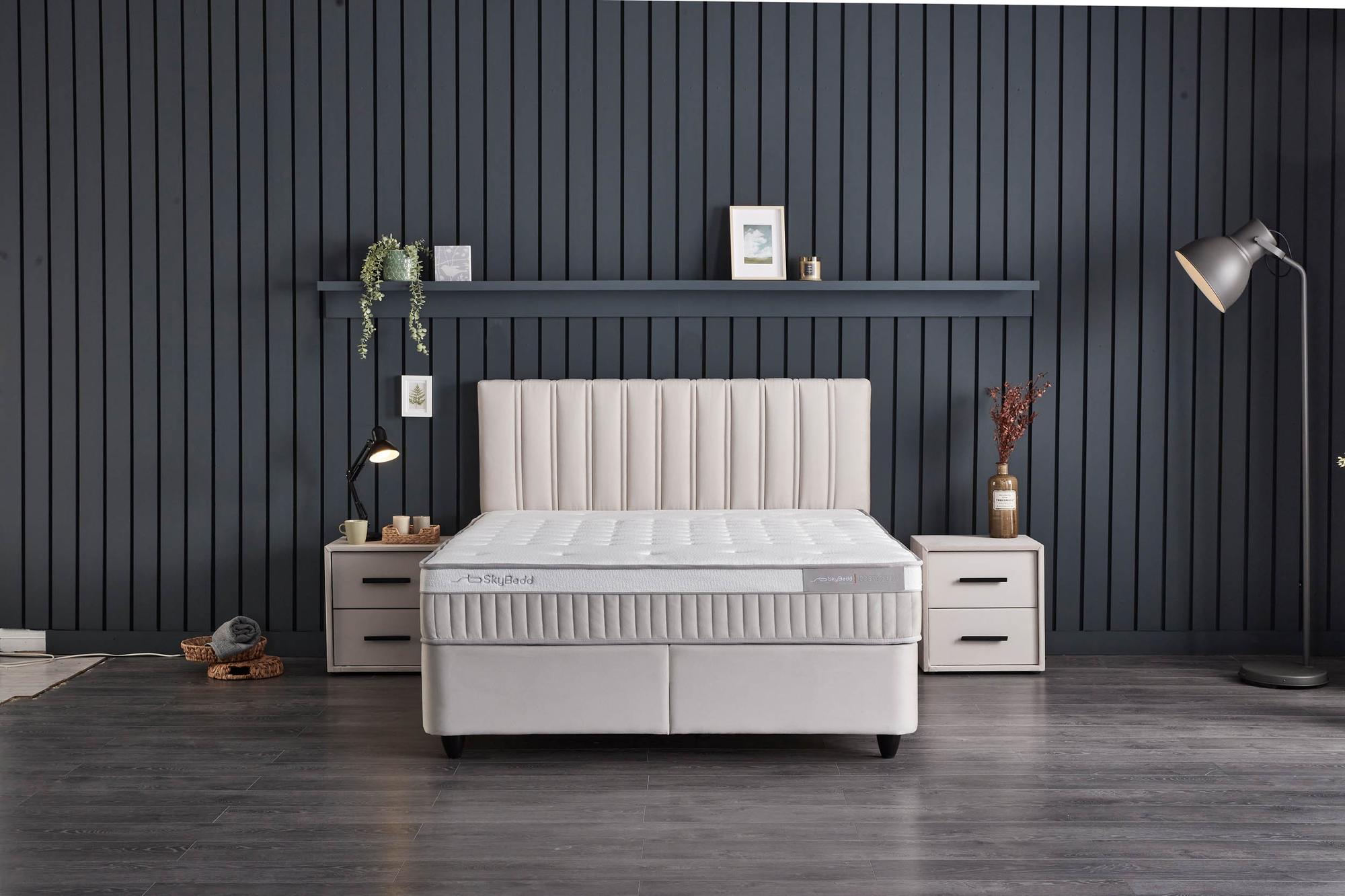 Boxspringbett 'CostaBedd' SkyBedd mit Matratze, gepolsterter Struktur, stabilisierendem Anti-Rutsch-Stoff, ideal für orthopädische Unterstützung, verfügbar bei SkyHome24.de zu günstigen Preisen.