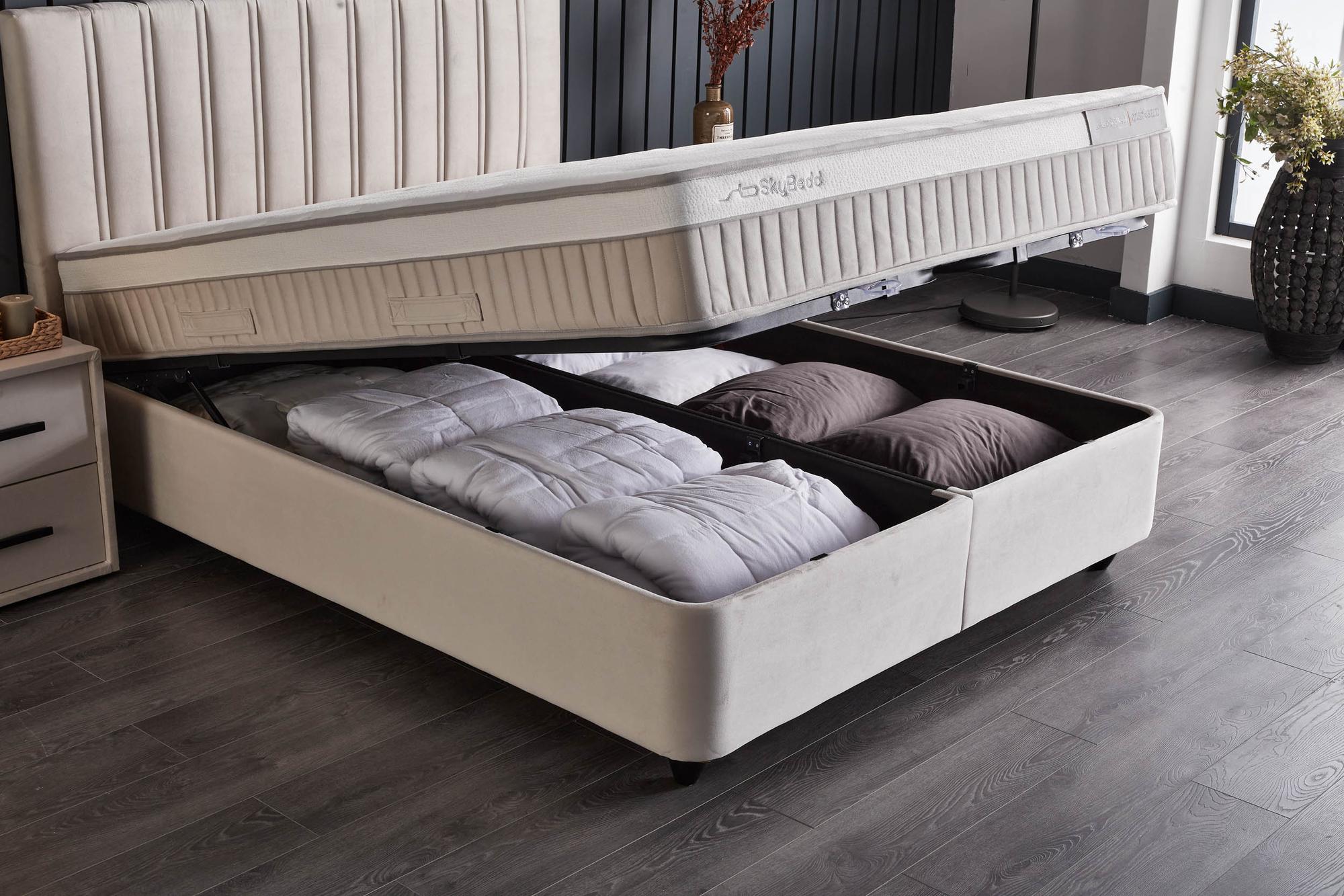 Boxspringbett 'CostaBedd' von SkyHome24.de mit Stauraum und weicher Matratze, bietet orthopädischen Komfort und Stabilität, ideal für günstige Einrichtung.