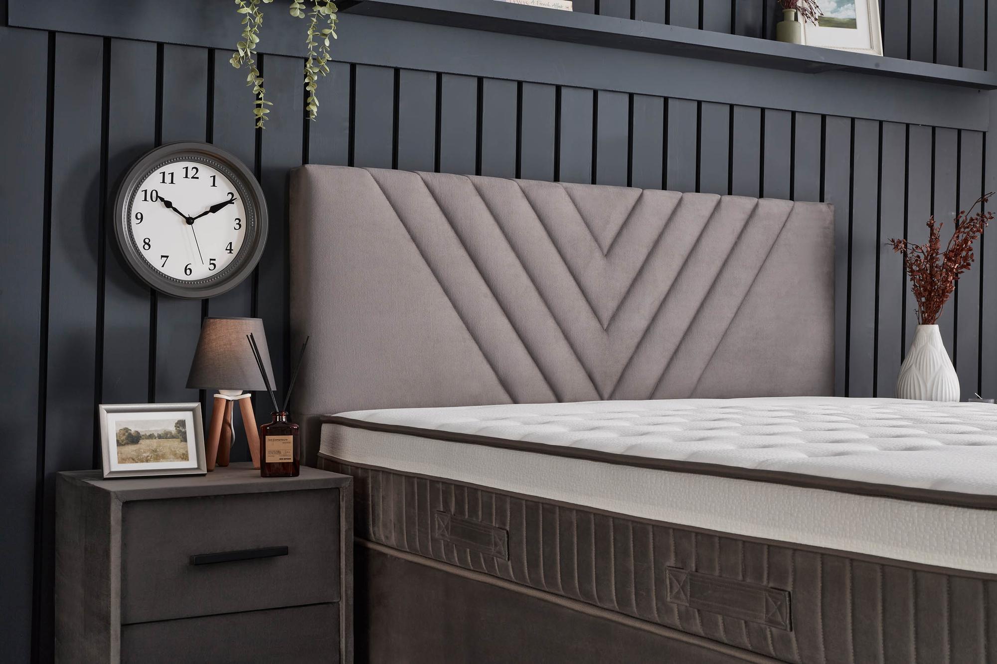 Boxspringbett 'IdaBedd' von SkyHome24.de mit Matratze und integriertem Stauraum, bietet ergonomischen Komfort und moderne Features für günstigen Schlafkomfort.