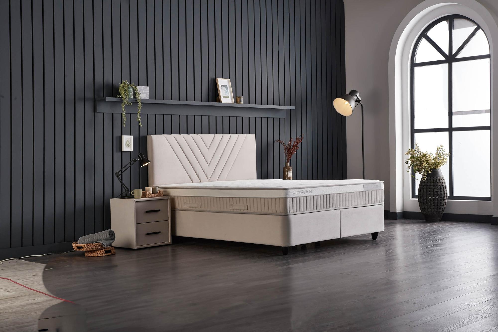Boxspringbett 'IdaBedd' mit ergonomischer Hybridmatratze, integriertem Stauraum; ideal für Komfort und Erholung. Erhältlich bei SkyHome24.de zu günstigen Preisen.