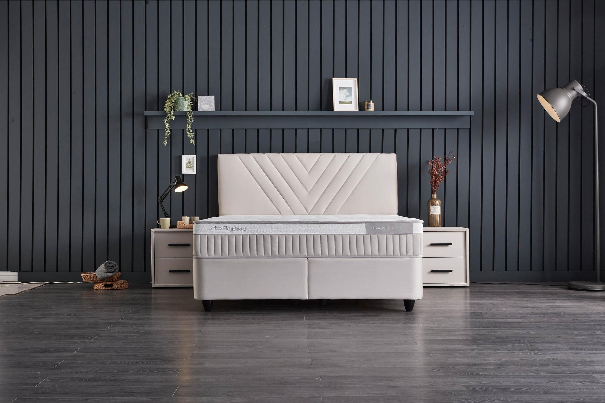 Boxspringbett 'IdaBedd' mit ergonomischer Matratze und integriertem Stauraum, ideal für Komfort und Entspannung, erhältlich bei SkyHome24.de zu günstigen Preisen.
