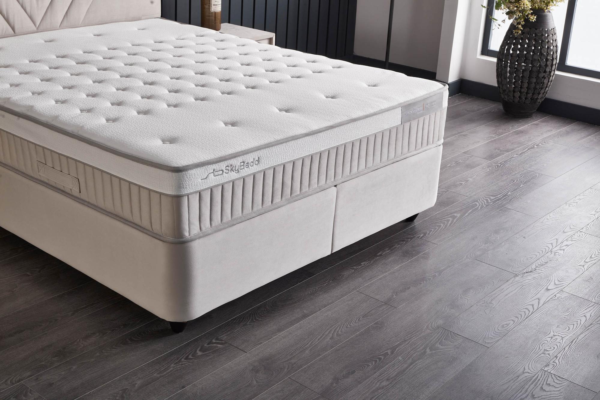 IdaBedd Matratze auf Holzfußboden, ideal für Boxspringbetten. Erhältlich bei SkyHome24.de, bekannt für günstige OEKO-TEX Matratzen.