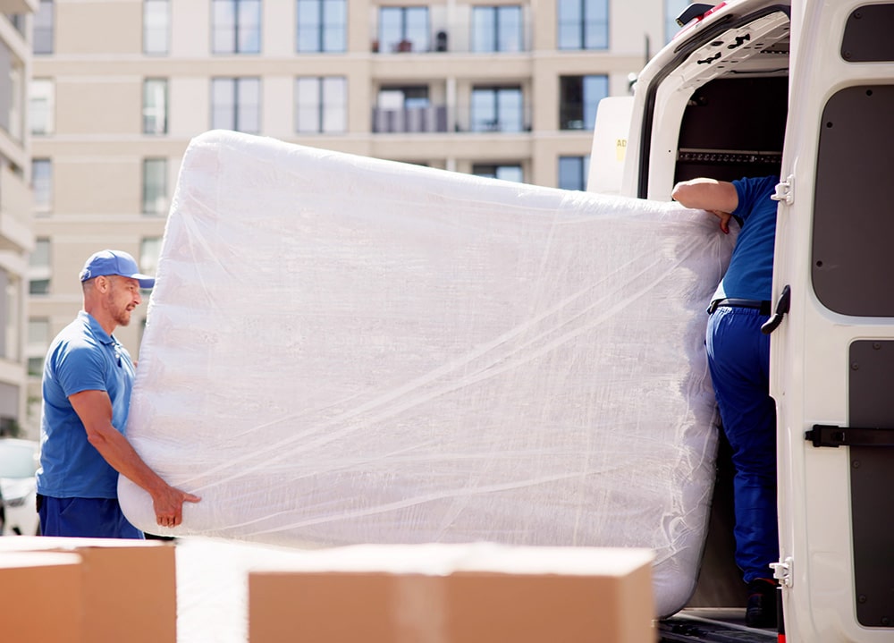 Nahaufnahme eines Mannes beim Aufbau eines Boxspringbetts mit dem Service Aufbauservice inkl. Verpackungsmitnahme von SkyHome24.de, der günstige Montageunterstützung bietet.